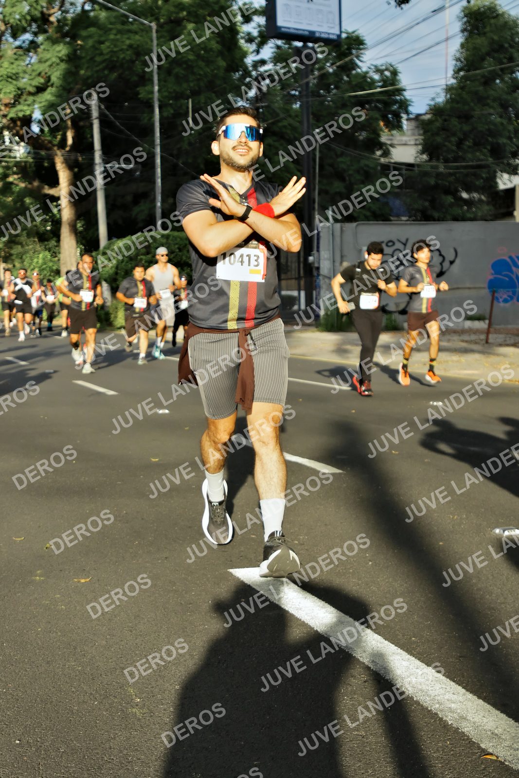 Foto de la X Carrera Leones Negros Red Cola 2026 en Rectoría General de la UdeG, Av. Juárez 976 (meta en Av. Enrique Díaz de León y Pedro Moreno), Guadalajara a las 07:41 · dorsal 10413