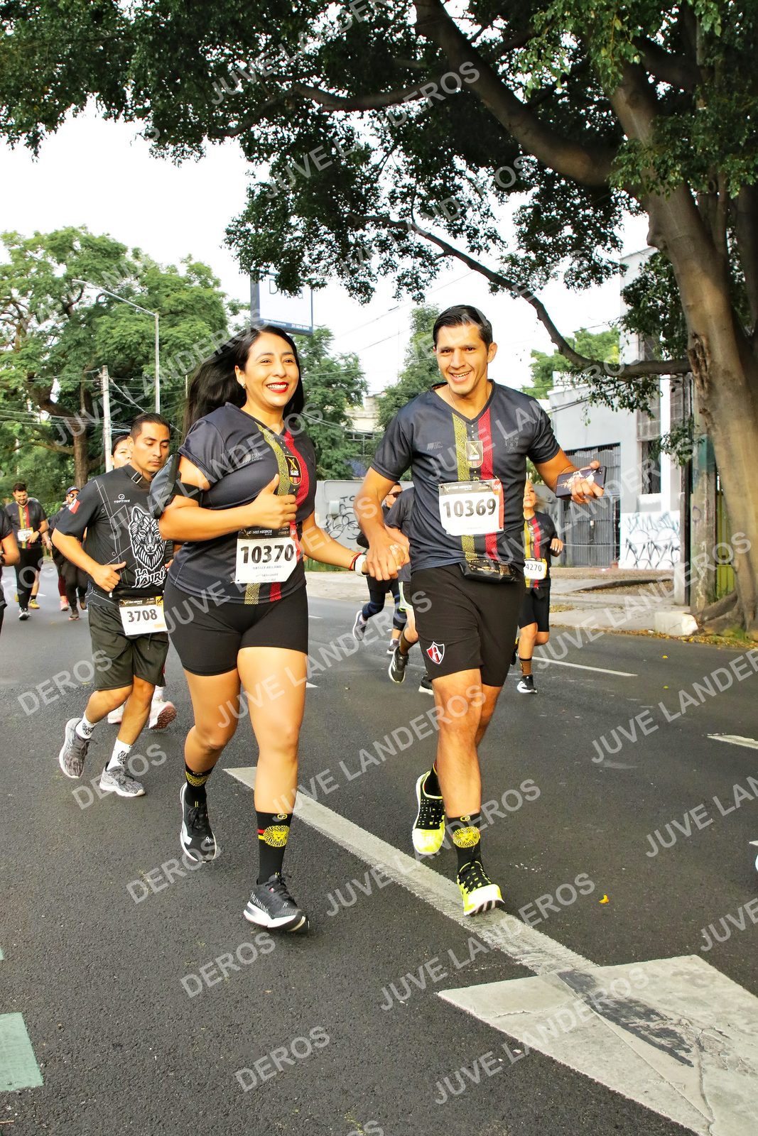 Foto de la X Carrera Leones Negros Red Cola 2026 en Rectoría General de la UdeG, Av. Juárez 976 (meta en Av. Enrique Díaz de León y Pedro Moreno), Guadalajara a las 07:21 · dorsal 10369, 10370, 3708, 4270
