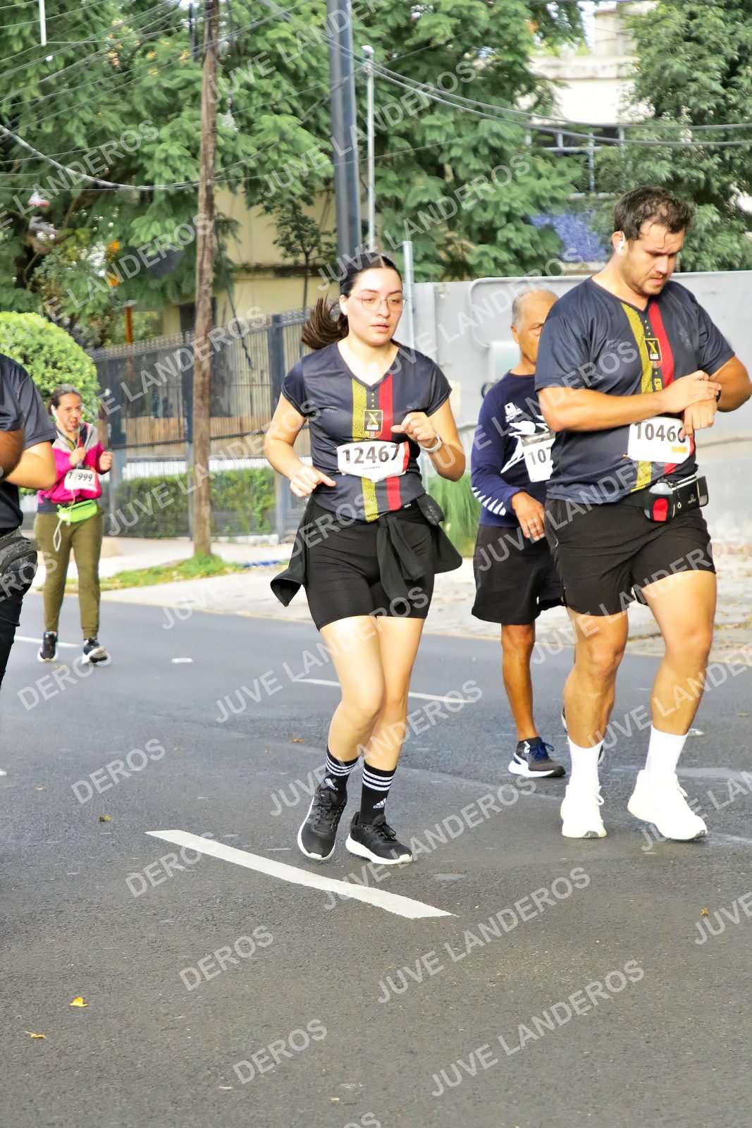Foto de la X Carrera Leones Negros Red Cola 2026 en Rectoría General de la UdeG, Av. Juárez 976 (meta en Av. Enrique Díaz de León y Pedro Moreno), Guadalajara a las 08:08 · dorsal 12467, 10466