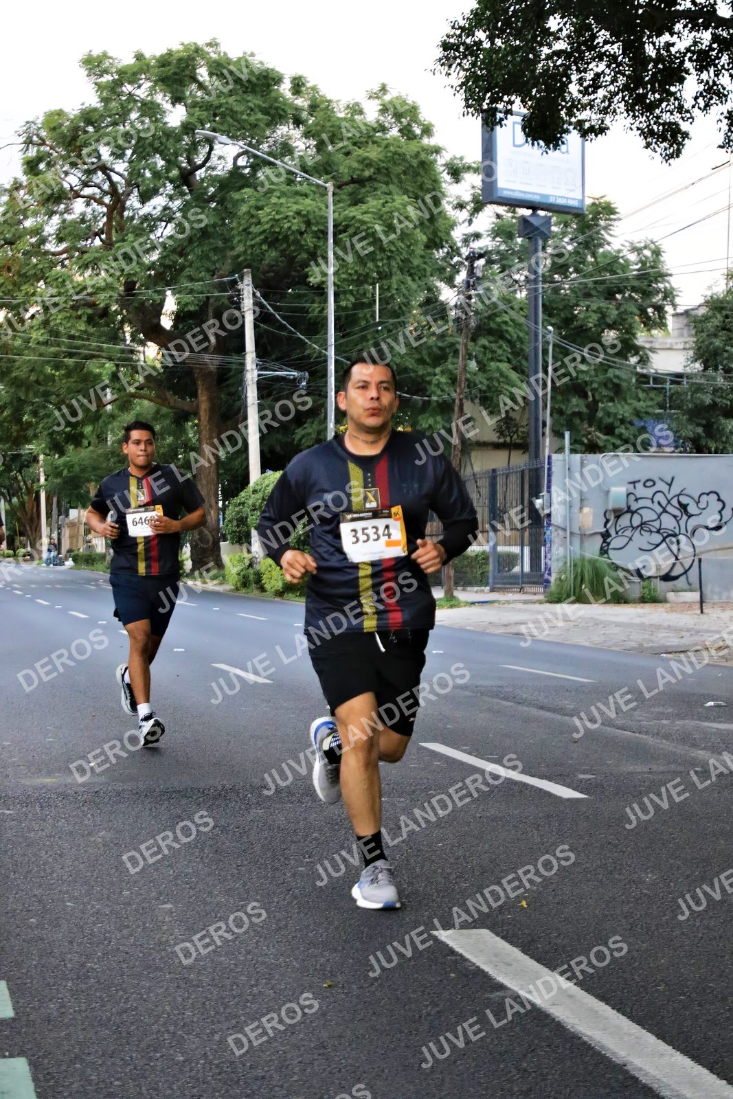 Foto de la X Carrera Leones Negros Red Cola 2026 en Rectoría General de la UdeG, Av. Juárez 976 (meta en Av. Enrique Díaz de León y Pedro Moreno), Guadalajara a las 04:57 · dorsal 3534, 6468