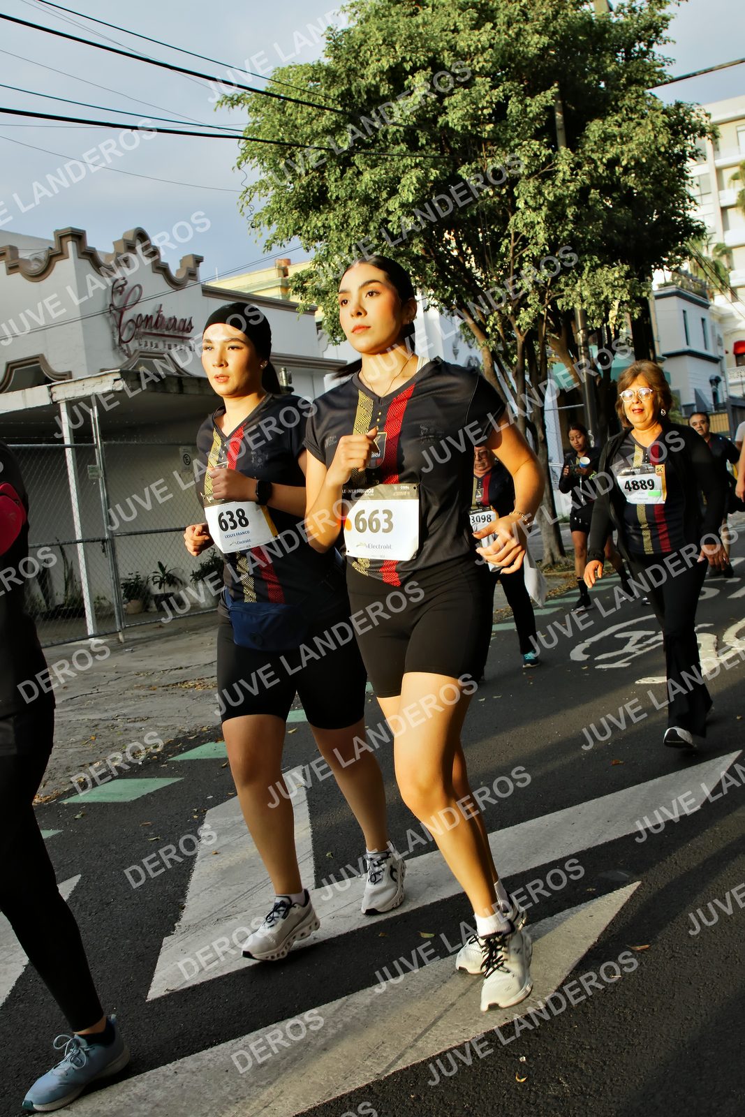 Foto de la X Carrera Leones Negros Red Cola 2026 en Rectoría General de la UdeG, Av. Juárez 976 (meta en Av. Enrique Díaz de León y Pedro Moreno), Guadalajara a las 07:23 · dorsal 663, 638, 4889, 3098