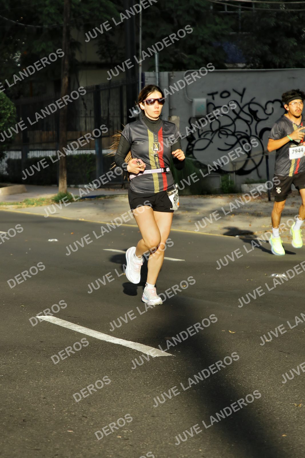 Foto de la X Carrera Leones Negros Red Cola 2026 en Rectoría General de la UdeG, Av. Juárez 976 (meta en Av. Enrique Díaz de León y Pedro Moreno), Guadalajara a las 07:41 · dorsal 7944