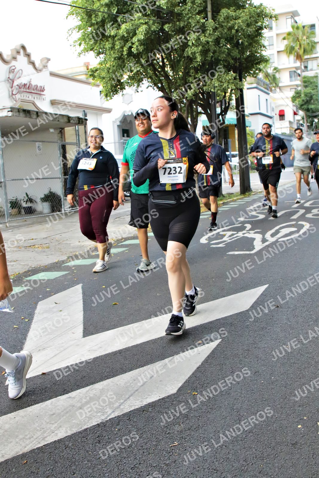 Foto de la X Carrera Leones Negros Red Cola 2026 en Rectoría General de la UdeG, Av. Juárez 976 (meta en Av. Enrique Díaz de León y Pedro Moreno), Guadalajara a las 07:14 · dorsal 7232, 6998