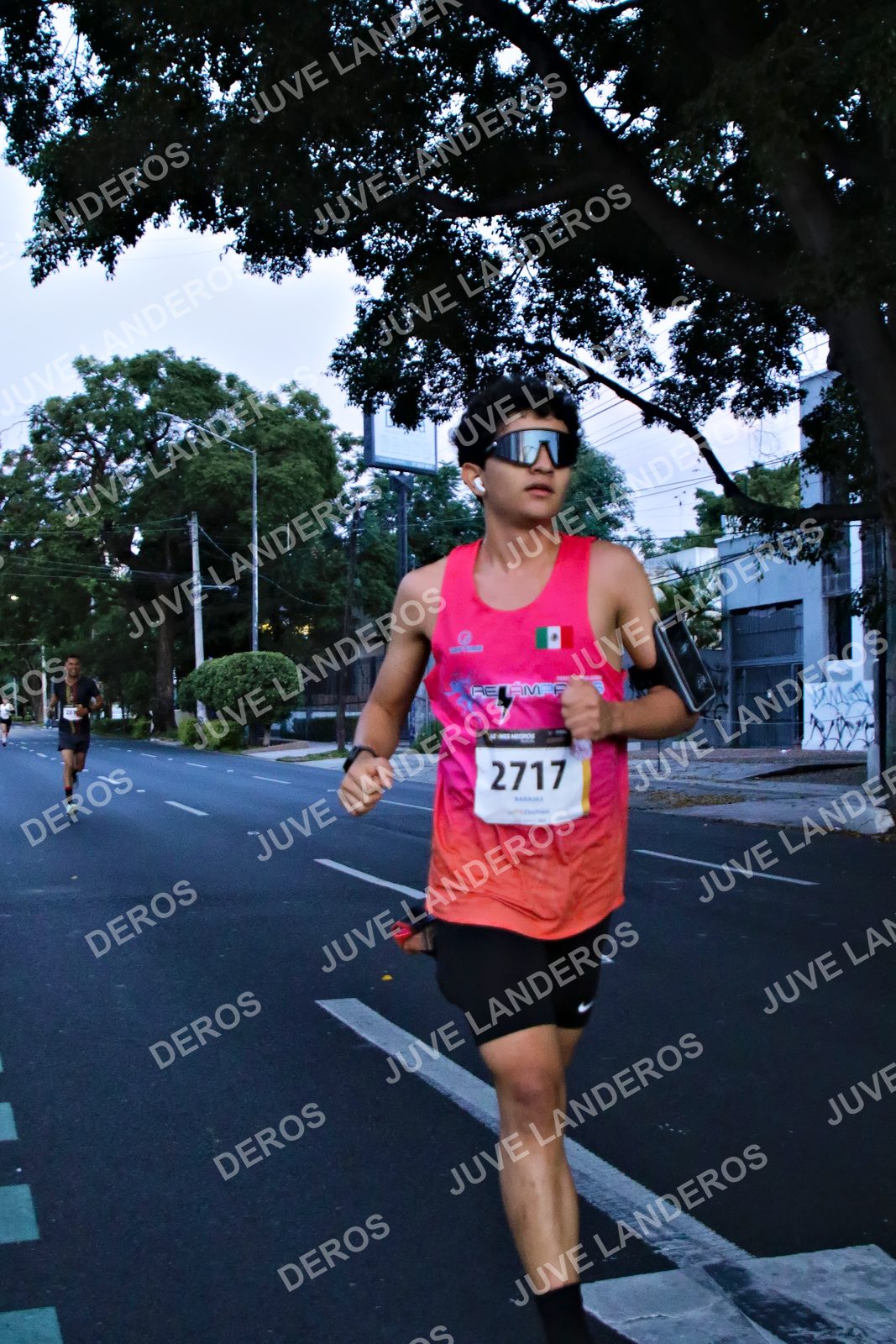 Foto de la X Carrera Leones Negros Red Cola 2026 en Rectoría General de la UdeG, Av. Juárez 976 (meta en Av. Enrique Díaz de León y Pedro Moreno), Guadalajara a las 04:51 · dorsal 2717