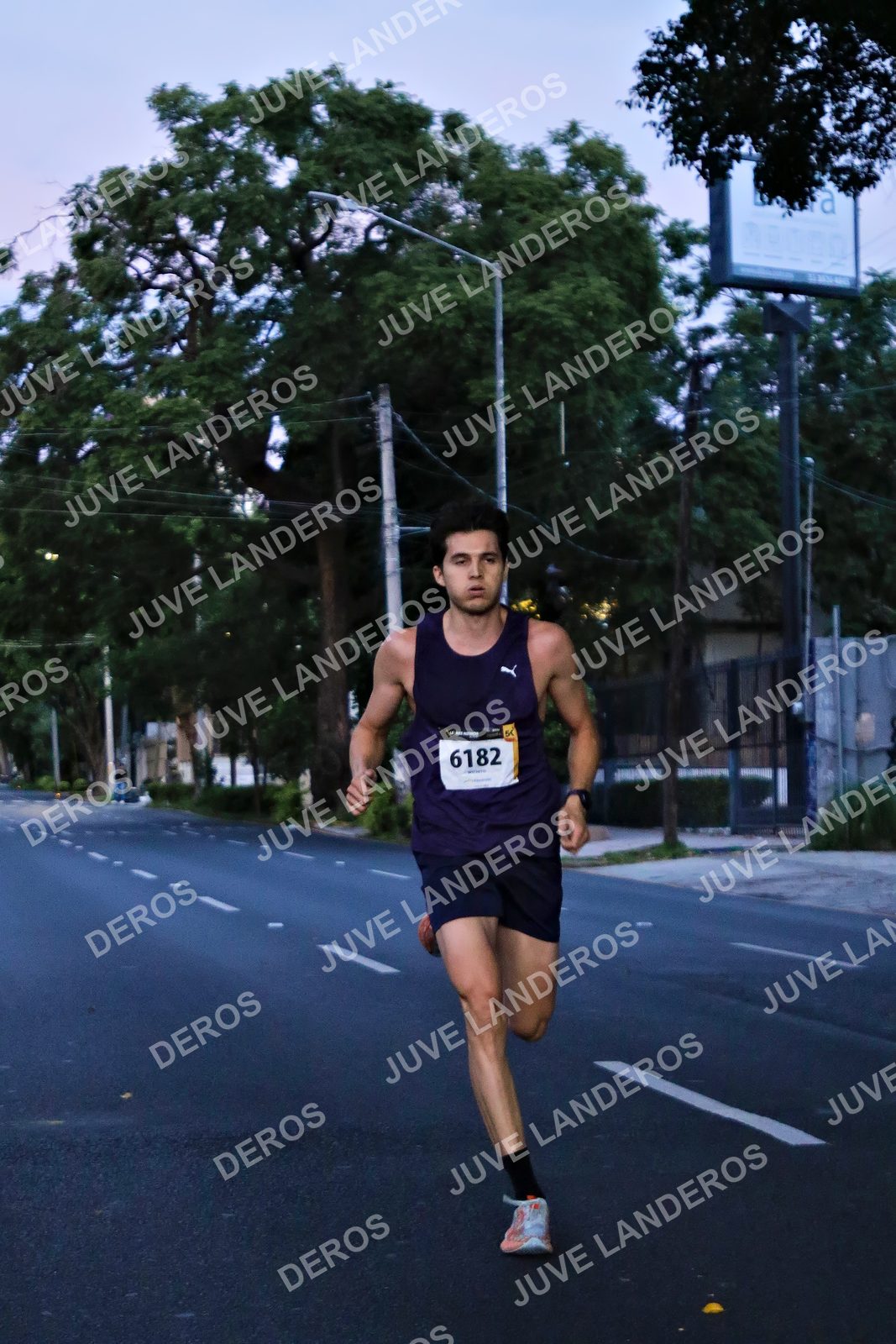 Foto de la X Carrera Leones Negros Red Cola 2026 en Rectoría General de la UdeG, Av. Juárez 976 (meta en Av. Enrique Díaz de León y Pedro Moreno), Guadalajara a las 04:48 · dorsal 6182