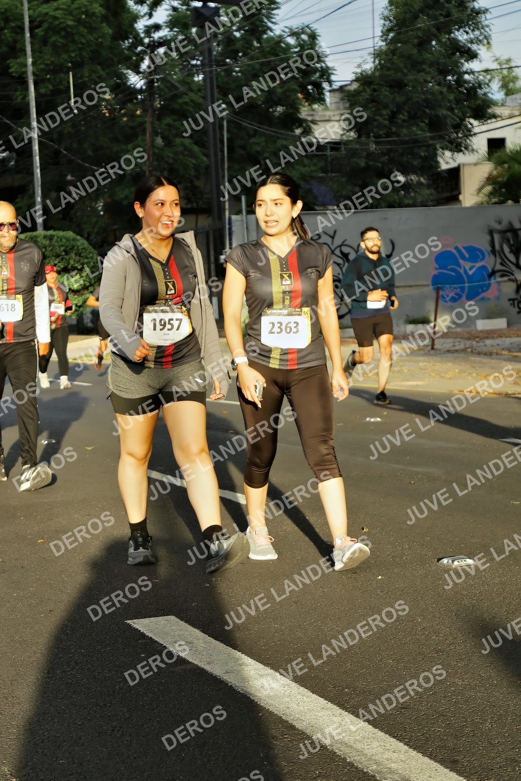 Foto de la X Carrera Leones Negros Red Cola 2026 en Rectoría General de la UdeG, Av. Juárez 976 (meta en Av. Enrique Díaz de León y Pedro Moreno), Guadalajara a las 07:25 · dorsal 1957, 2363, 618