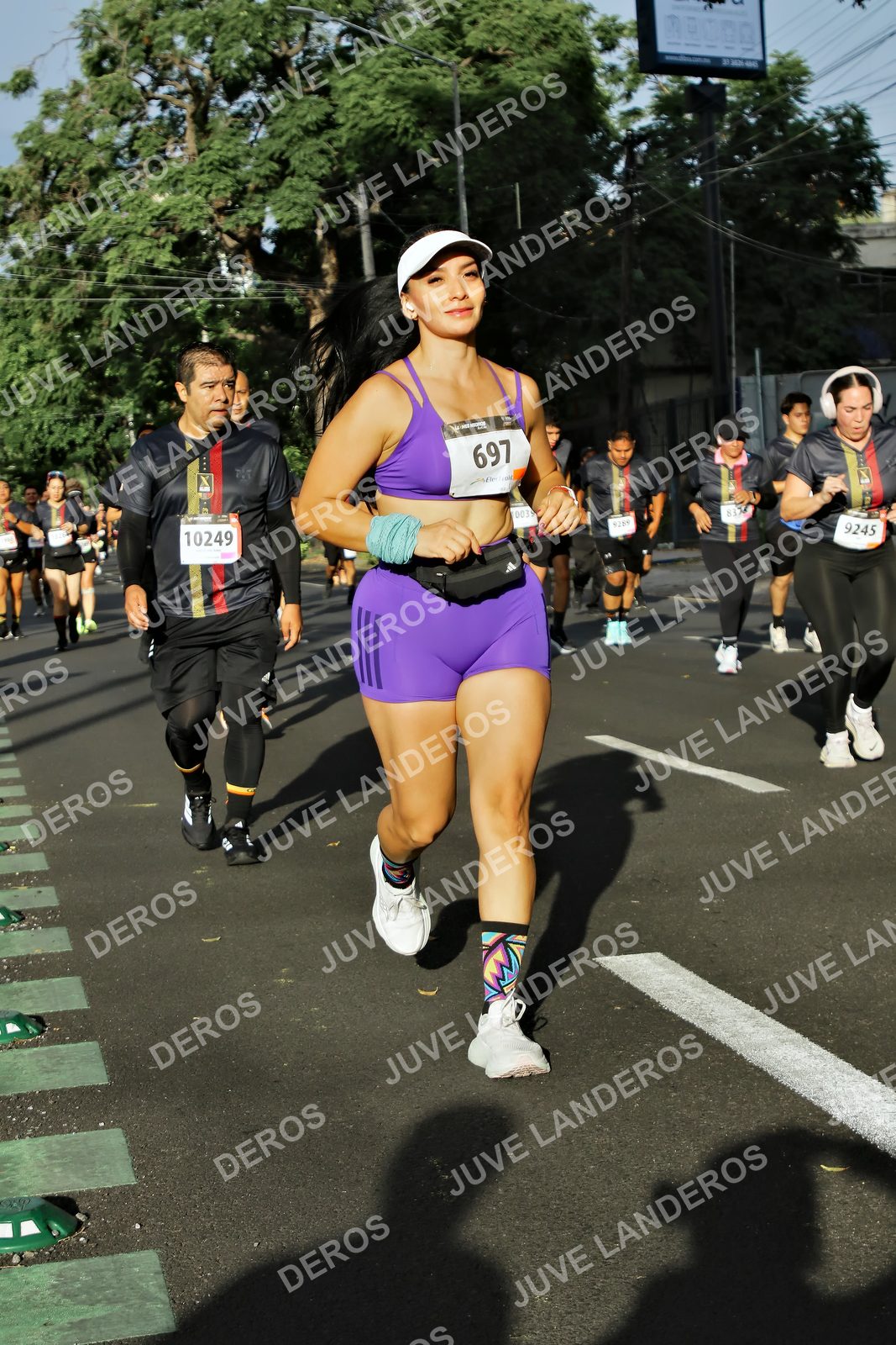 Foto de la X Carrera Leones Negros Red Cola 2026 en Rectoría General de la UdeG, Av. Juárez 976 (meta en Av. Enrique Díaz de León y Pedro Moreno), Guadalajara a las 07:58 · dorsal 697, 10249, 9245, 39