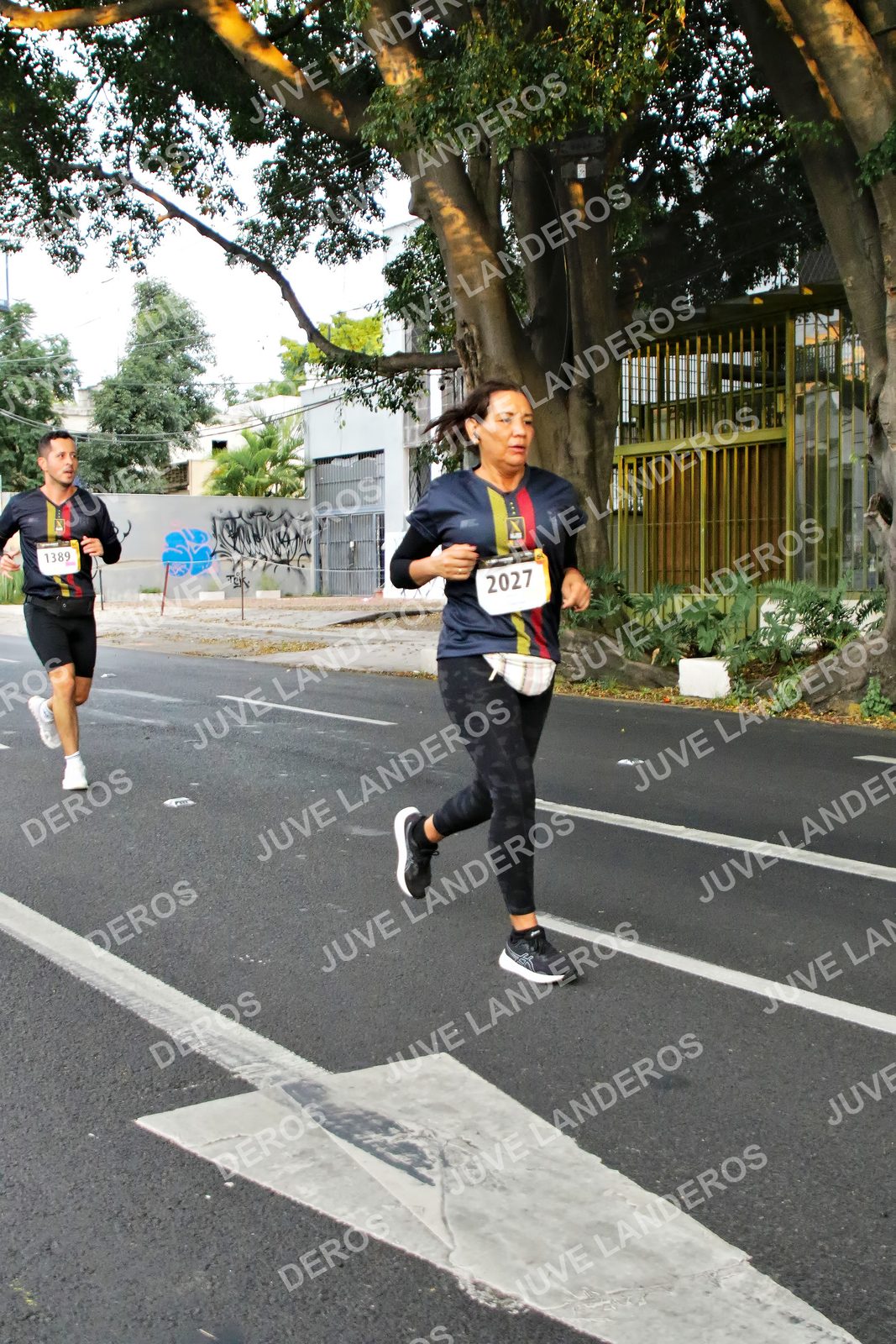 Foto de la X Carrera Leones Negros Red Cola 2026 en Rectoría General de la UdeG, Av. Juárez 976 (meta en Av. Enrique Díaz de León y Pedro Moreno), Guadalajara a las 05:05 · dorsal 2027, 1389