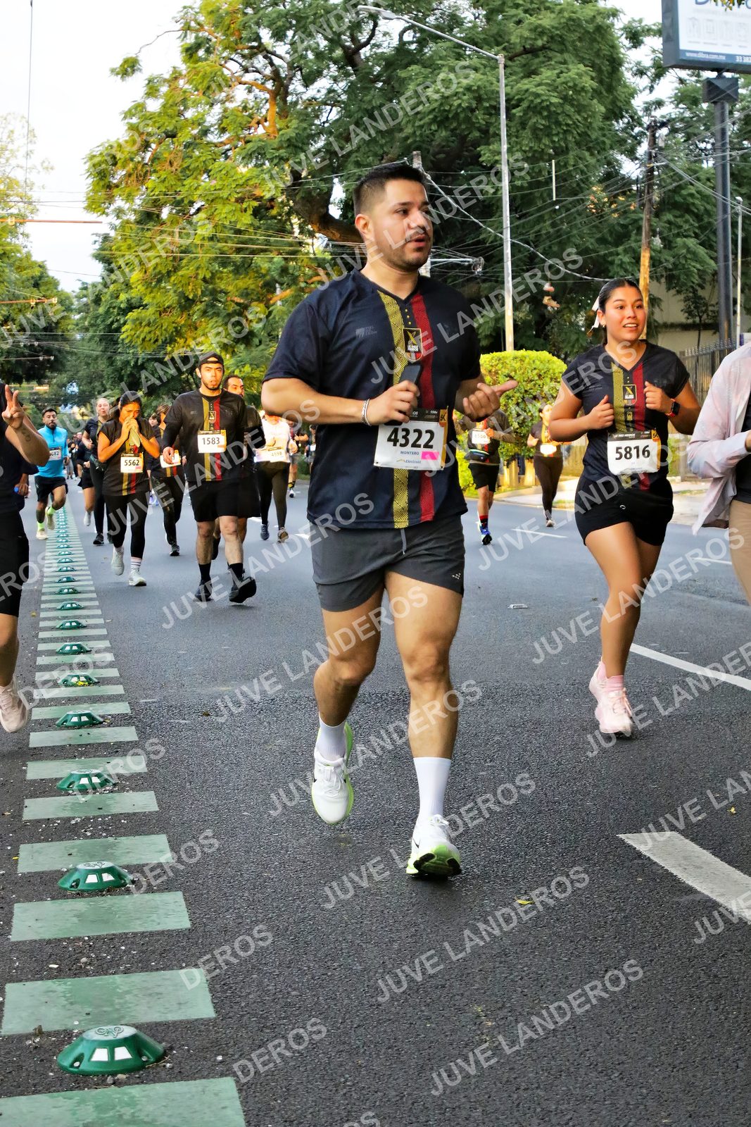 Foto de la X Carrera Leones Negros Red Cola 2026 en Rectoría General de la UdeG, Av. Juárez 976 (meta en Av. Enrique Díaz de León y Pedro Moreno), Guadalajara a las 05:07 · dorsal 4322, 5816, 1583, 5562
