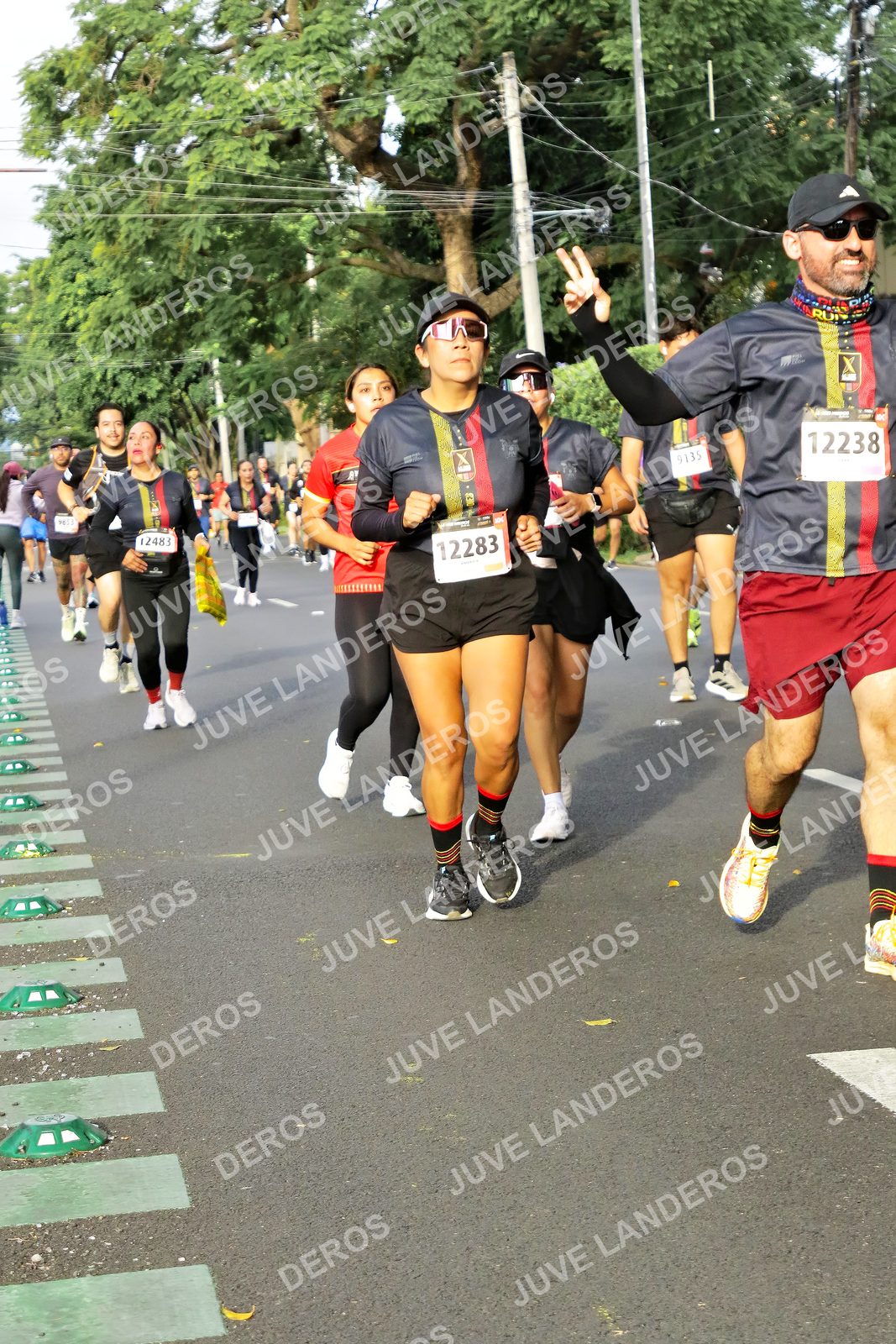 Foto de la X Carrera Leones Negros Red Cola 2026 en Rectoría General de la UdeG, Av. Juárez 976 (meta en Av. Enrique Díaz de León y Pedro Moreno), Guadalajara a las 08:05 · dorsal 12238, 12283, 9135, 12483