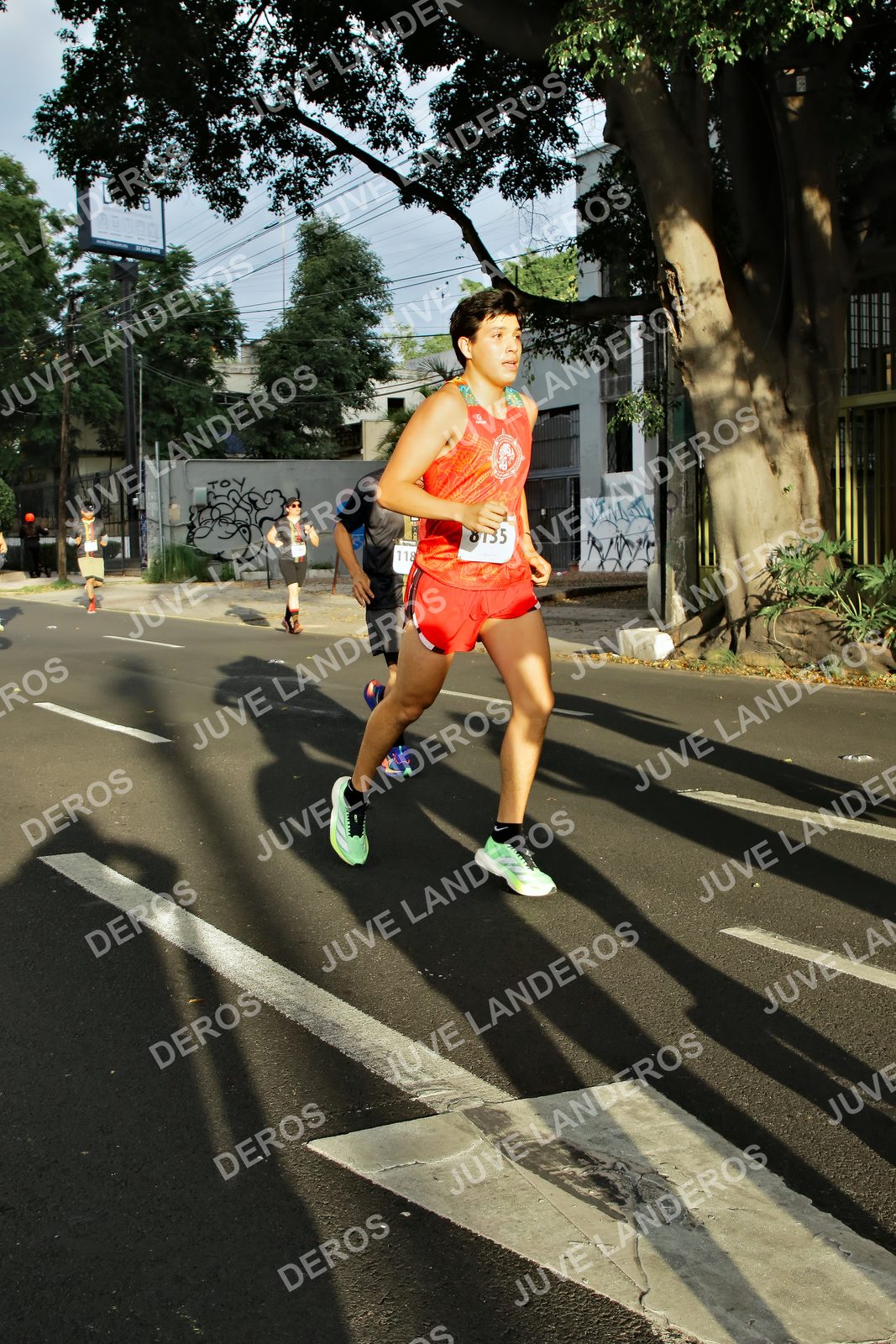 Foto de la X Carrera Leones Negros Red Cola 2026 en Rectoría General de la UdeG, Av. Juárez 976 (meta en Av. Enrique Díaz de León y Pedro Moreno), Guadalajara a las 07:37 · dorsal 118, 8135