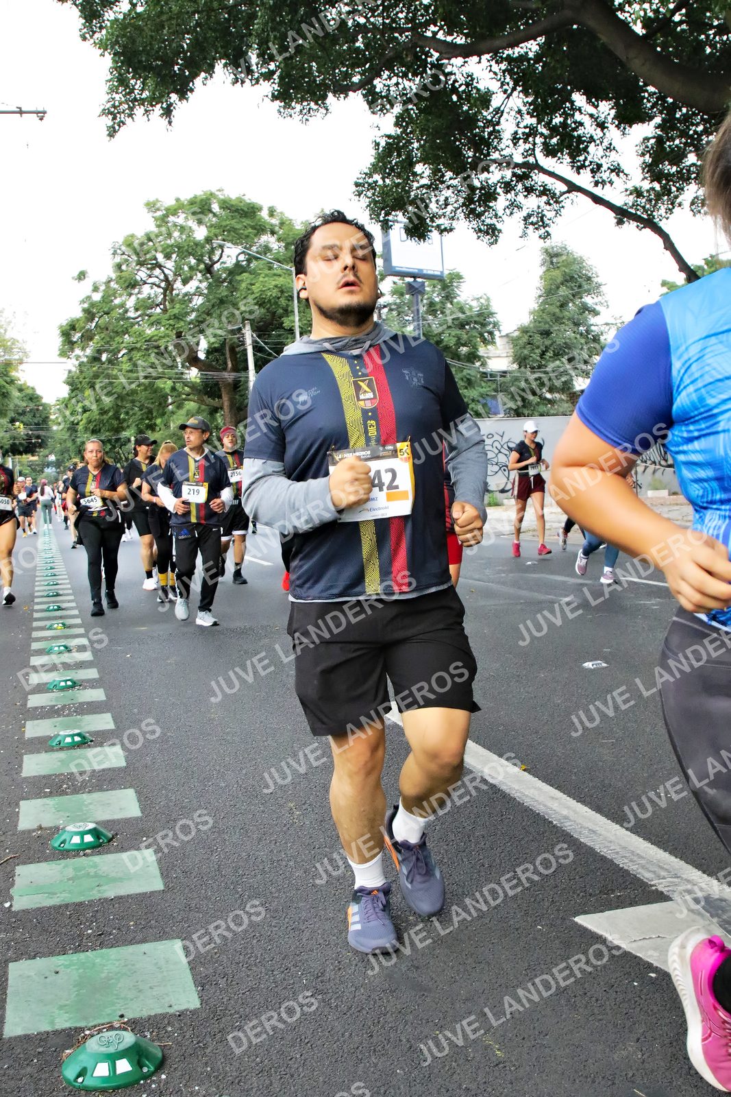 Foto de la X Carrera Leones Negros Red Cola 2026 en Rectoría General de la UdeG, Av. Juárez 976 (meta en Av. Enrique Díaz de León y Pedro Moreno), Guadalajara a las 07:14 · dorsal 42, 219