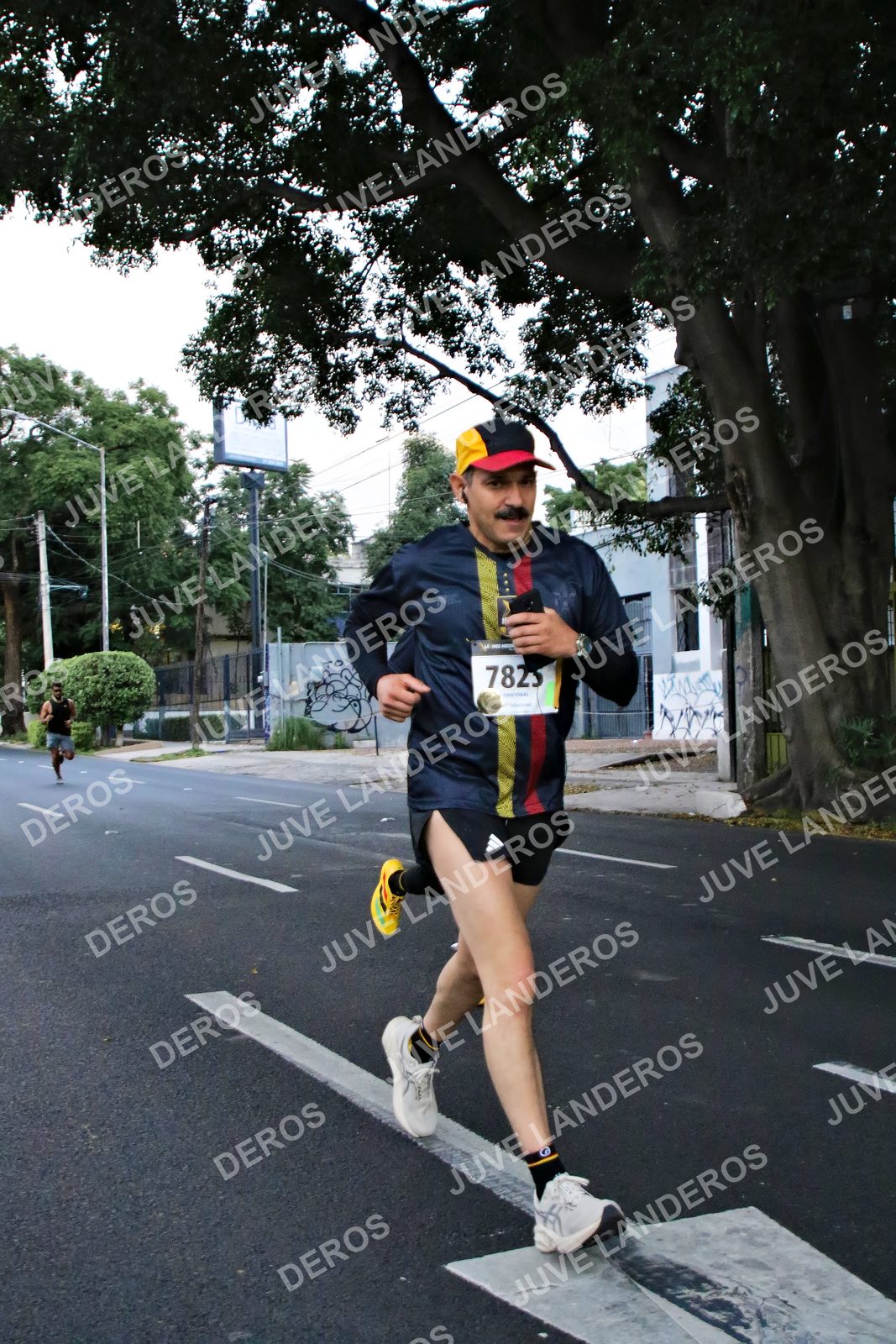 Foto de la X Carrera Leones Negros Red Cola 2026 en Rectoría General de la UdeG, Av. Juárez 976 (meta en Av. Enrique Díaz de León y Pedro Moreno), Guadalajara a las 04:56 · dorsal 7825