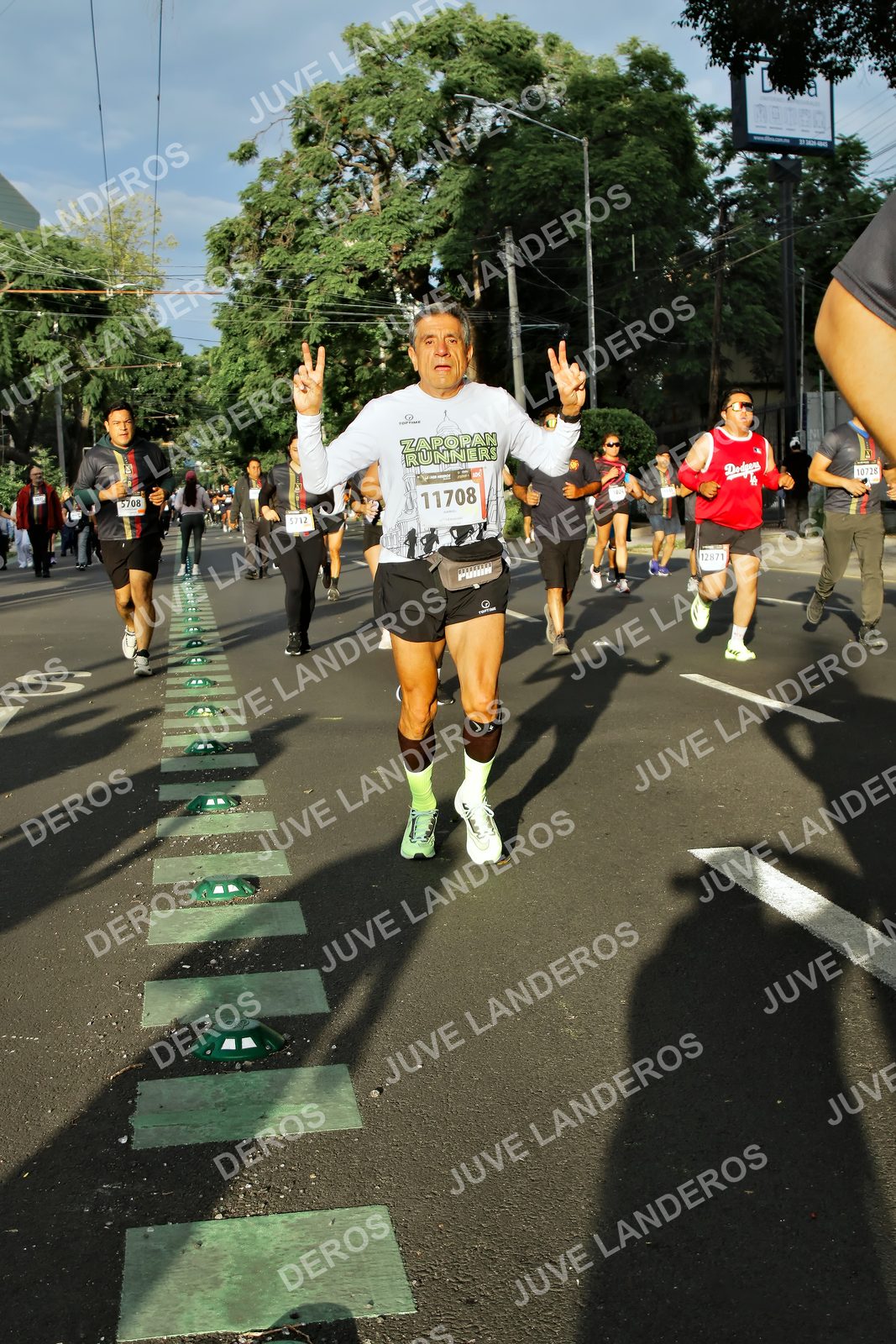 Foto de la X Carrera Leones Negros Red Cola 2026 en Rectoría General de la UdeG, Av. Juárez 976 (meta en Av. Enrique Díaz de León y Pedro Moreno), Guadalajara a las 07:39 · dorsal 11708, 5712, 12871, 5708