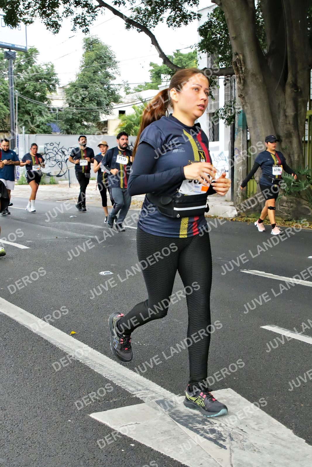 Foto de la X Carrera Leones Negros Red Cola 2026 en Rectoría General de la UdeG, Av. Juárez 976 (meta en Av. Enrique Díaz de León y Pedro Moreno), Guadalajara a las 07:15 · dorsal 7113, 6759