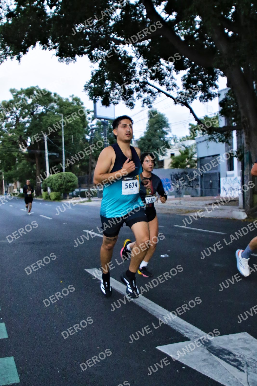 Foto de la X Carrera Leones Negros Red Cola 2026 en Rectoría General de la UdeG, Av. Juárez 976 (meta en Av. Enrique Díaz de León y Pedro Moreno), Guadalajara a las 04:55 · dorsal 5674, 3187