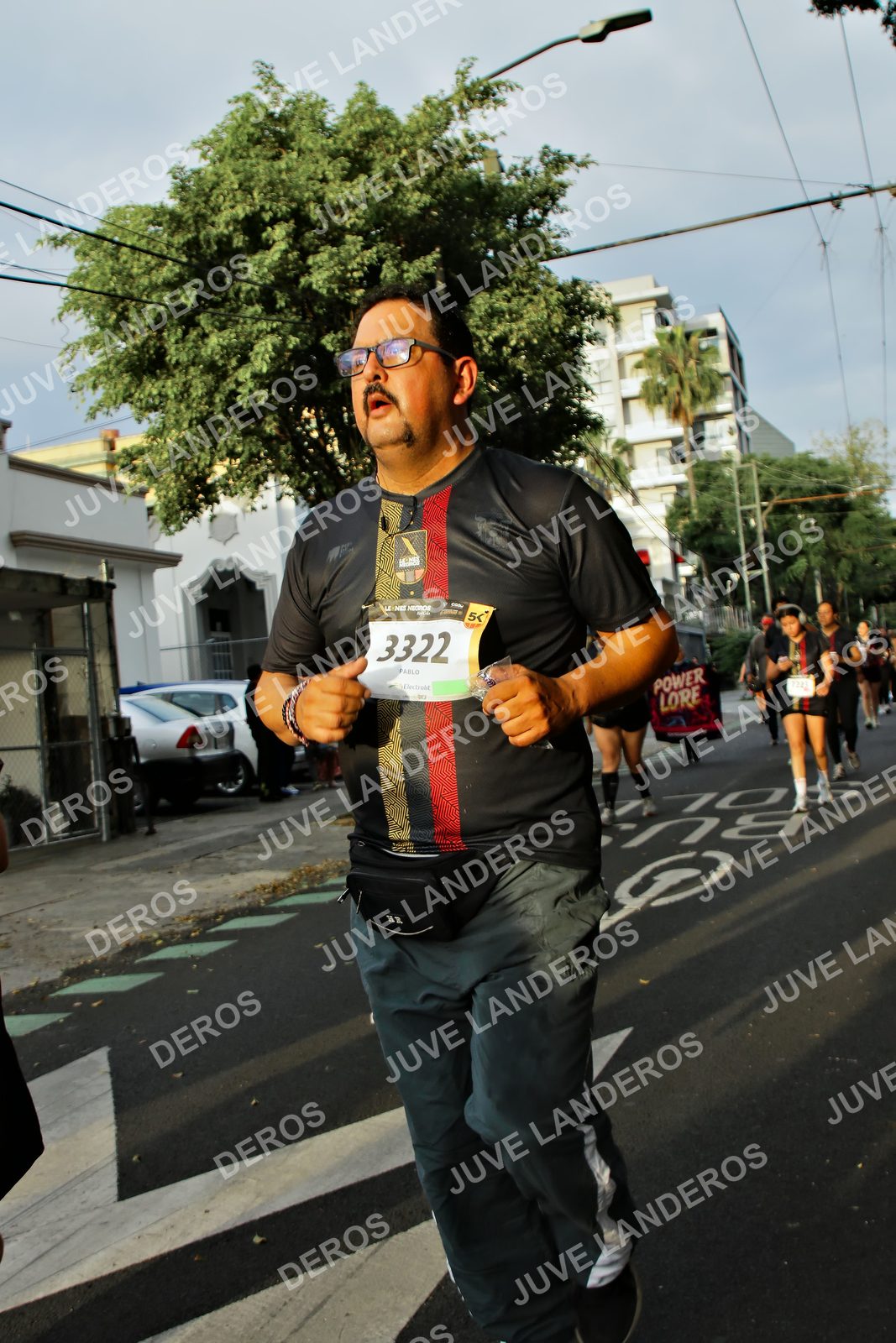 Foto de la X Carrera Leones Negros Red Cola 2026 en Rectoría General de la UdeG, Av. Juárez 976 (meta en Av. Enrique Díaz de León y Pedro Moreno), Guadalajara a las 07:23 · dorsal 3322