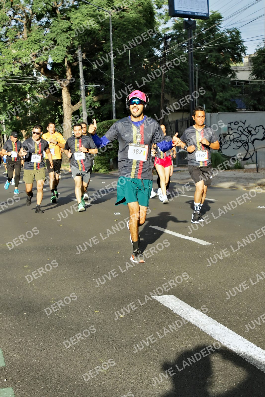 Foto de la X Carrera Leones Negros Red Cola 2026 en Rectoría General de la UdeG, Av. Juárez 976 (meta en Av. Enrique Díaz de León y Pedro Moreno), Guadalajara a las 07:56 · dorsal 382, 11951, 8241, 164