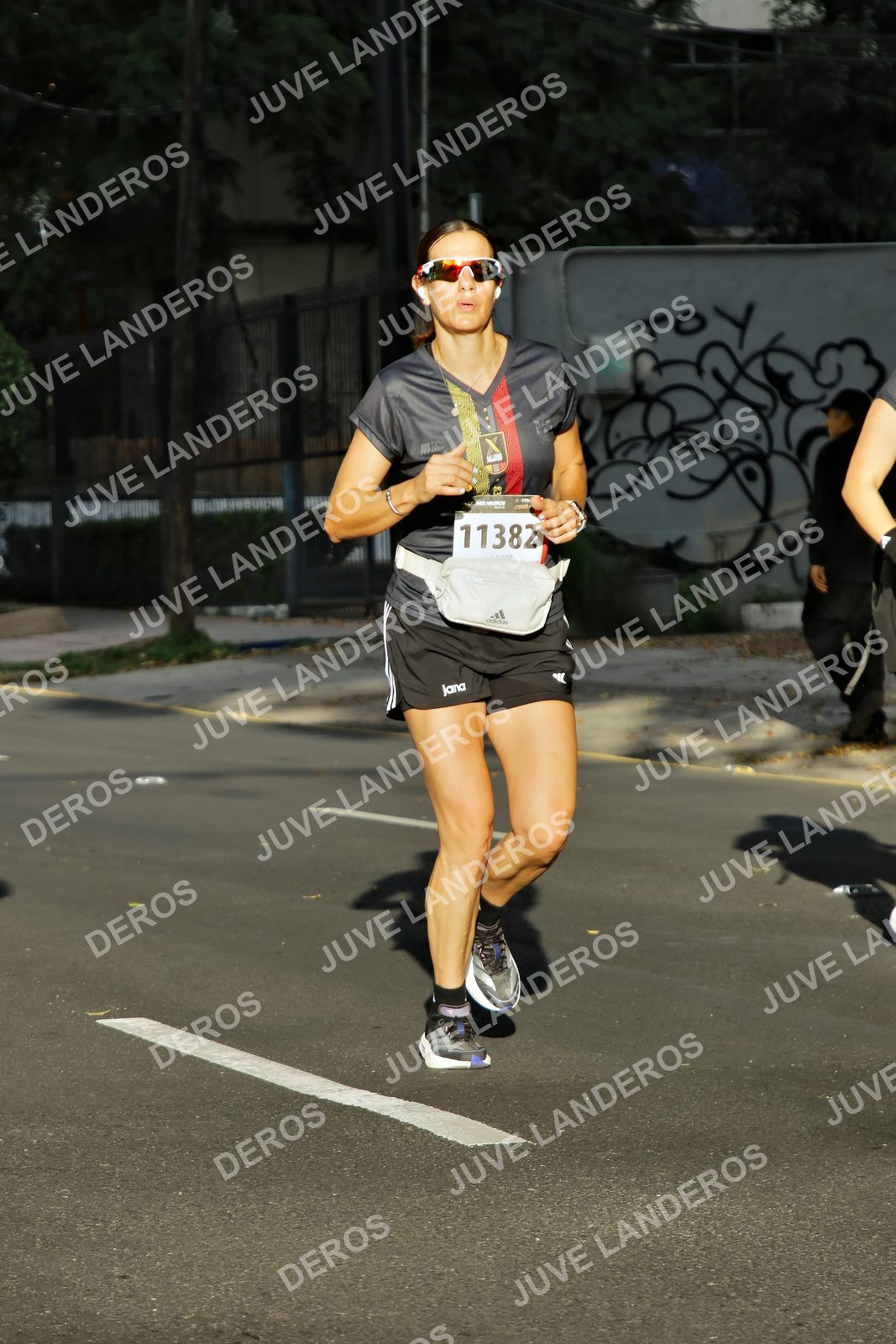 Foto de la X Carrera Leones Negros Red Cola 2026 en Rectoría General de la UdeG, Av. Juárez 976 (meta en Av. Enrique Díaz de León y Pedro Moreno), Guadalajara a las 07:53 · dorsal 11382