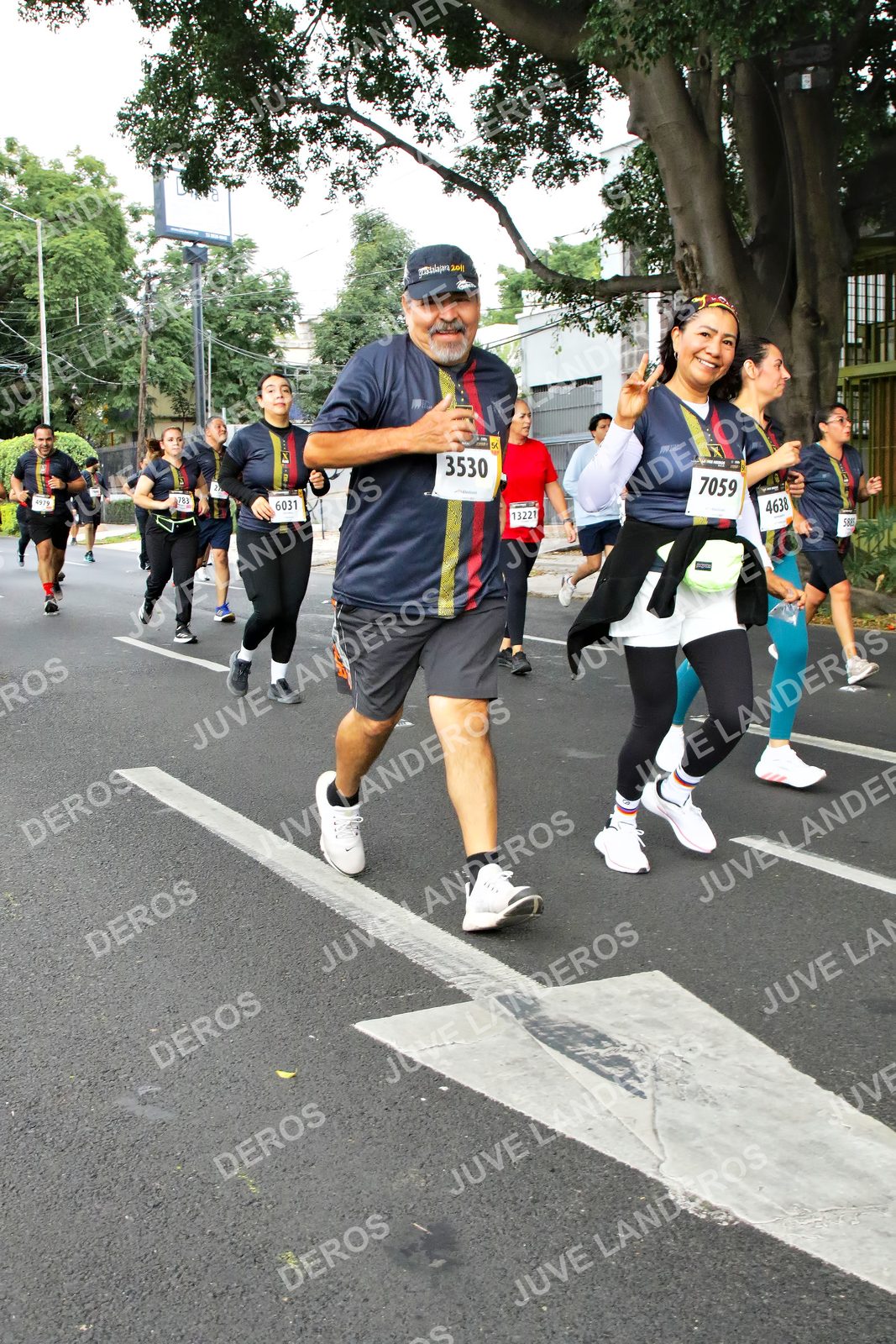 Foto de la X Carrera Leones Negros Red Cola 2026 en Rectoría General de la UdeG, Av. Juárez 976 (meta en Av. Enrique Díaz de León y Pedro Moreno), Guadalajara a las 07:16 · dorsal 3530, 7059, 4638, 6031