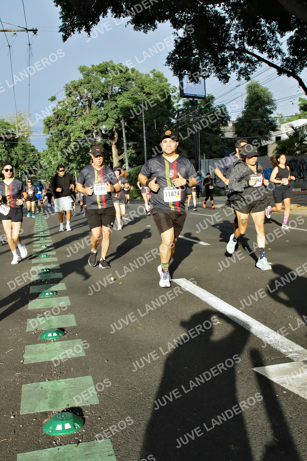 Foto de la X Carrera Leones Negros Red Cola 2026 en Rectoría General de la UdeG, Av. Juárez 976 (meta en Av. Enrique Díaz de León y Pedro Moreno), Guadalajara a las 07:56 · dorsal 11874, 8501, 362, 9192