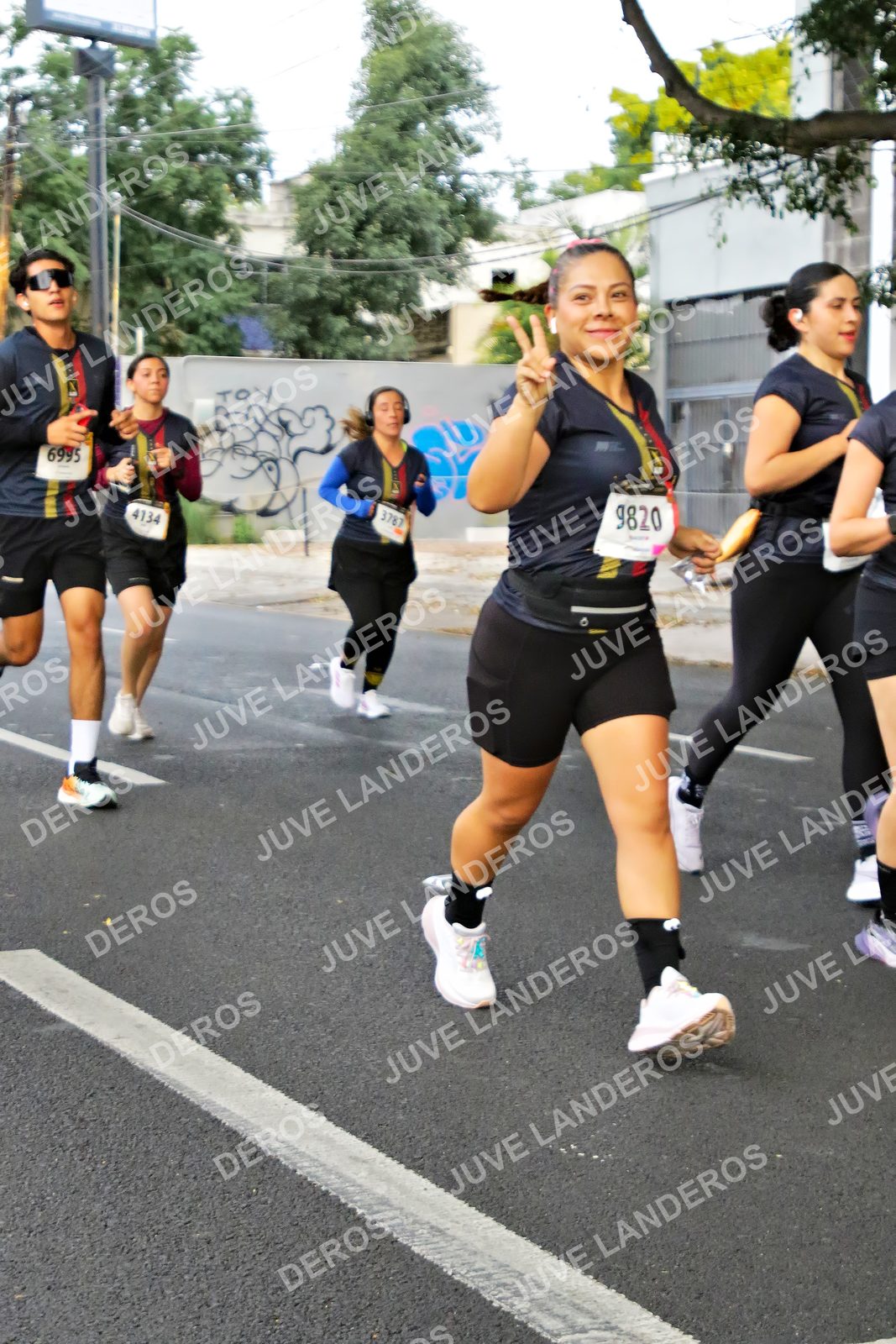 Foto de la X Carrera Leones Negros Red Cola 2026 en Rectoría General de la UdeG, Av. Juárez 976 (meta en Av. Enrique Díaz de León y Pedro Moreno), Guadalajara a las 05:05 · dorsal 9820, 6995, 4134, 3787