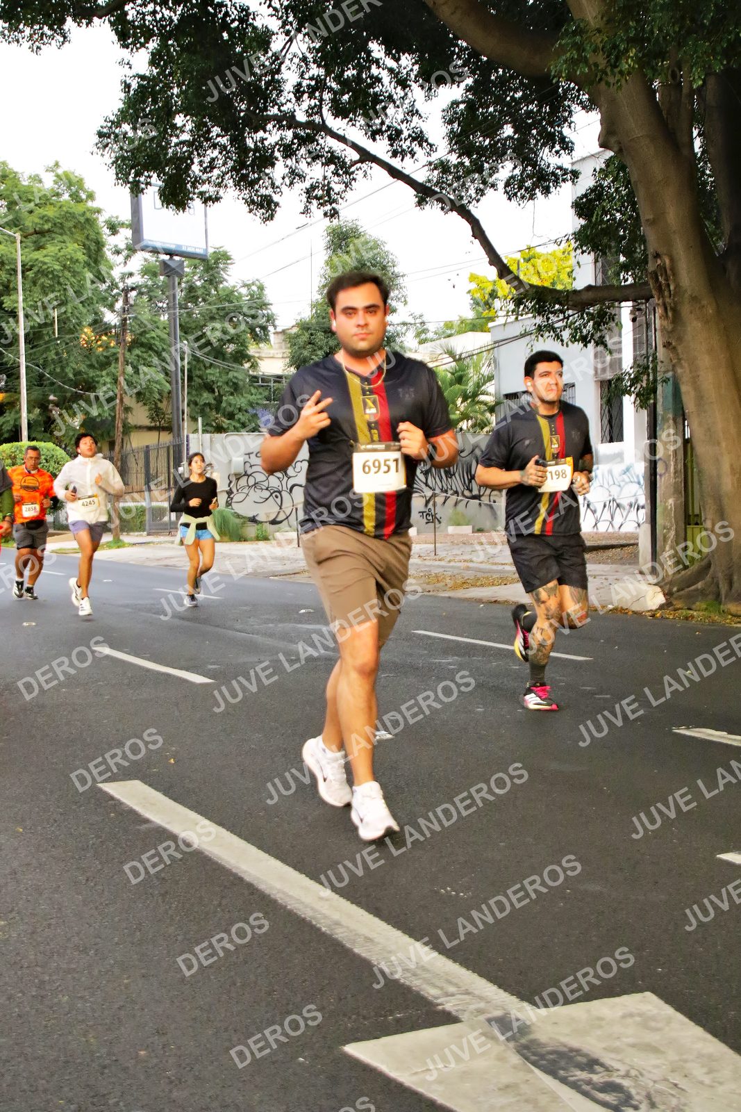 Foto de la X Carrera Leones Negros Red Cola 2026 en Rectoría General de la UdeG, Av. Juárez 976 (meta en Av. Enrique Díaz de León y Pedro Moreno), Guadalajara a las 05:00 · dorsal 6951, 198, 4245