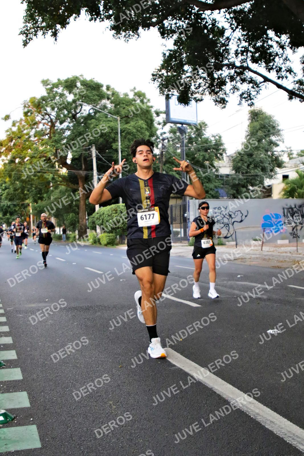 Foto de la X Carrera Leones Negros Red Cola 2026 en Rectoría General de la UdeG, Av. Juárez 976 (meta en Av. Enrique Díaz de León y Pedro Moreno), Guadalajara a las 04:58 · dorsal 6177, 6383