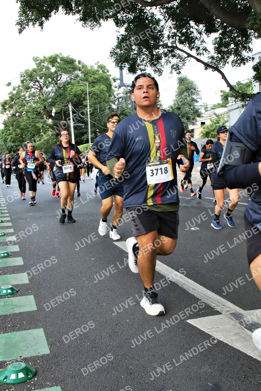 Foto de la X Carrera Leones Negros Red Cola 2026 en Rectoría General de la UdeG, Av. Juárez 976 (meta en Av. Enrique Díaz de León y Pedro Moreno), Guadalajara a las 05:11 · dorsal 3718, 8254, 1136