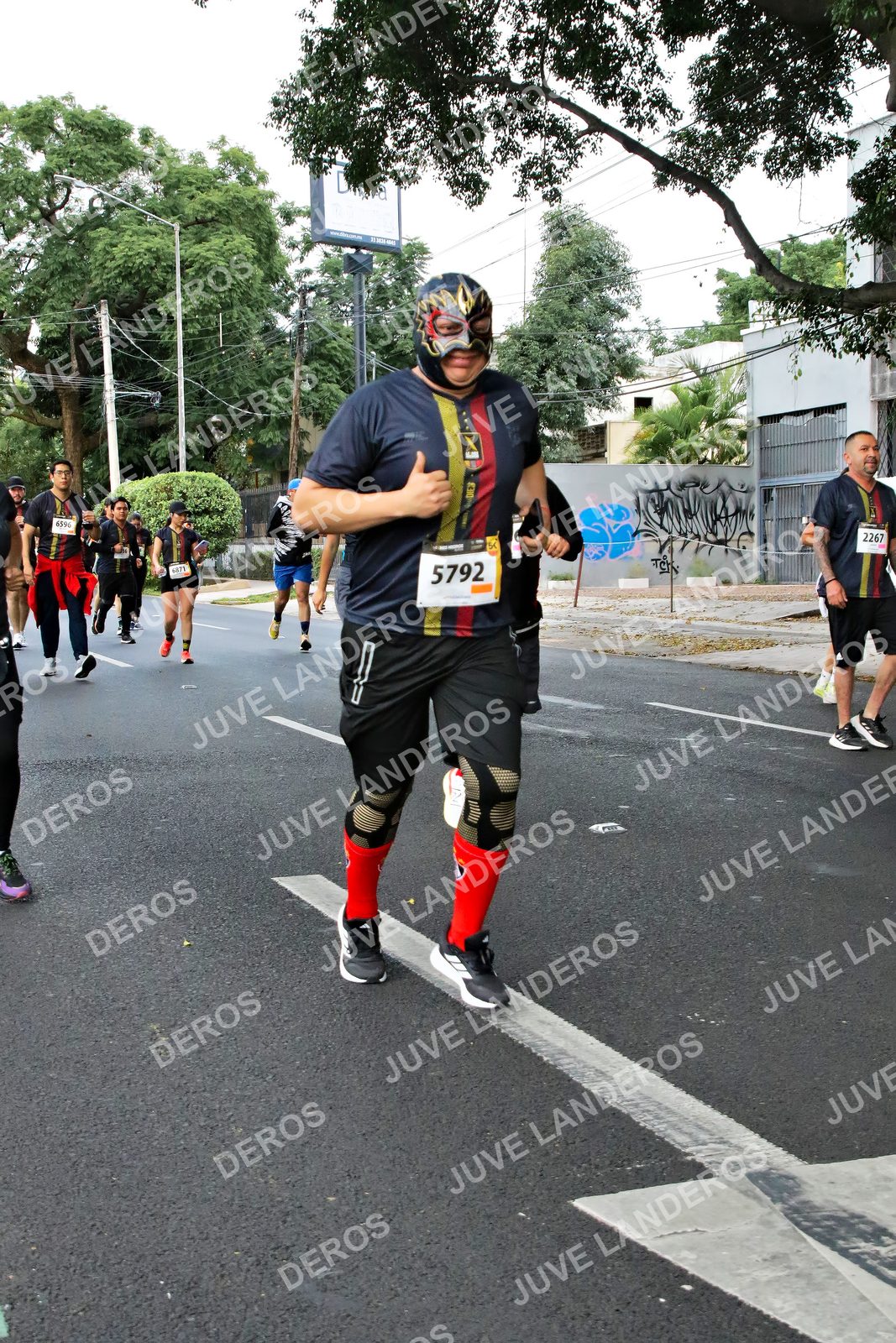Foto de la X Carrera Leones Negros Red Cola 2026 en Rectoría General de la UdeG, Av. Juárez 976 (meta en Av. Enrique Díaz de León y Pedro Moreno), Guadalajara a las 05:10 · dorsal 5792, 2267