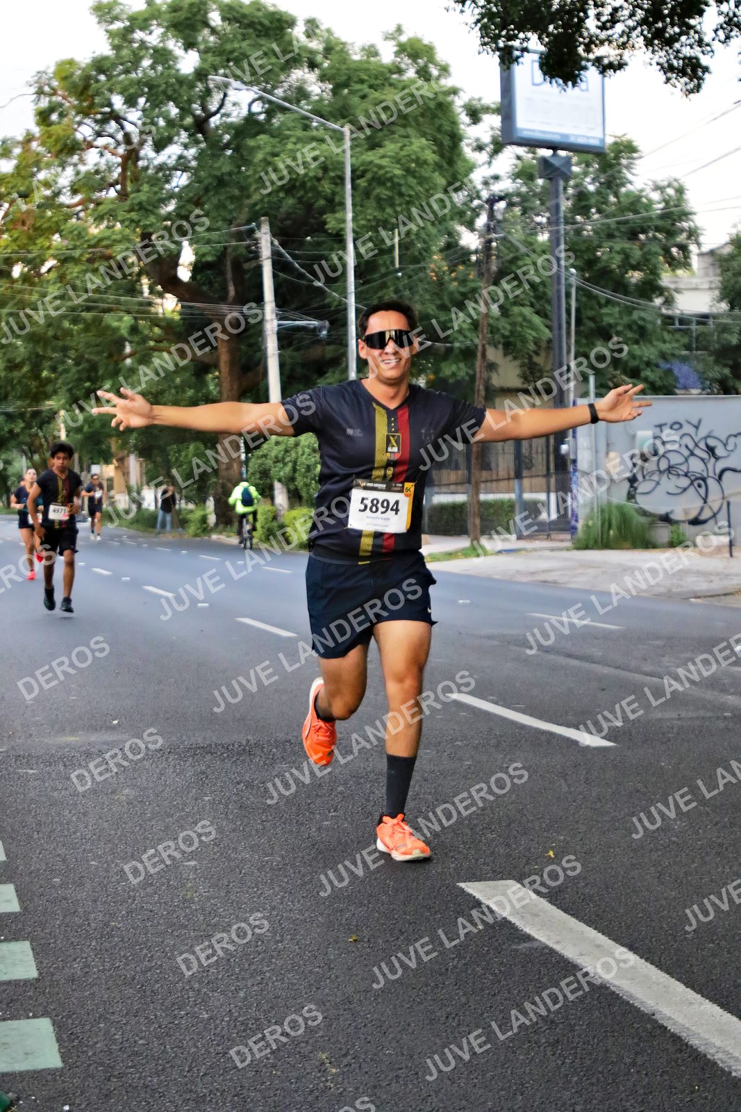 Foto de la X Carrera Leones Negros Red Cola 2026 en Rectoría General de la UdeG, Av. Juárez 976 (meta en Av. Enrique Díaz de León y Pedro Moreno), Guadalajara a las 04:58 · dorsal 5894