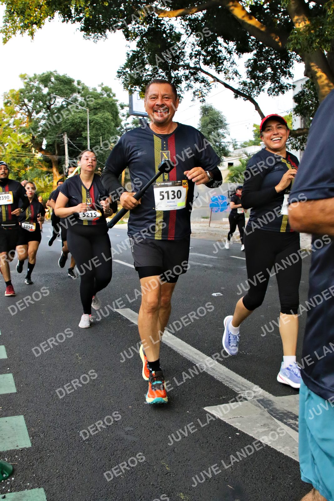 Foto de la X Carrera Leones Negros Red Cola 2026 en Rectoría General de la UdeG, Av. Juárez 976 (meta en Av. Enrique Díaz de León y Pedro Moreno), Guadalajara a las 05:06 · dorsal 5130, 5215, 3894
