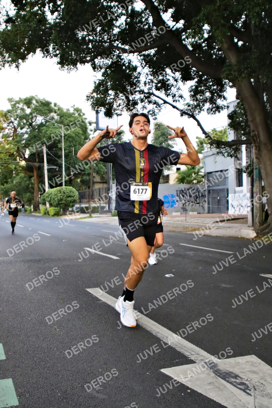 Foto de la X Carrera Leones Negros Red Cola 2026 en Rectoría General de la UdeG, Av. Juárez 976 (meta en Av. Enrique Díaz de León y Pedro Moreno), Guadalajara a las 04:58 · dorsal 6177