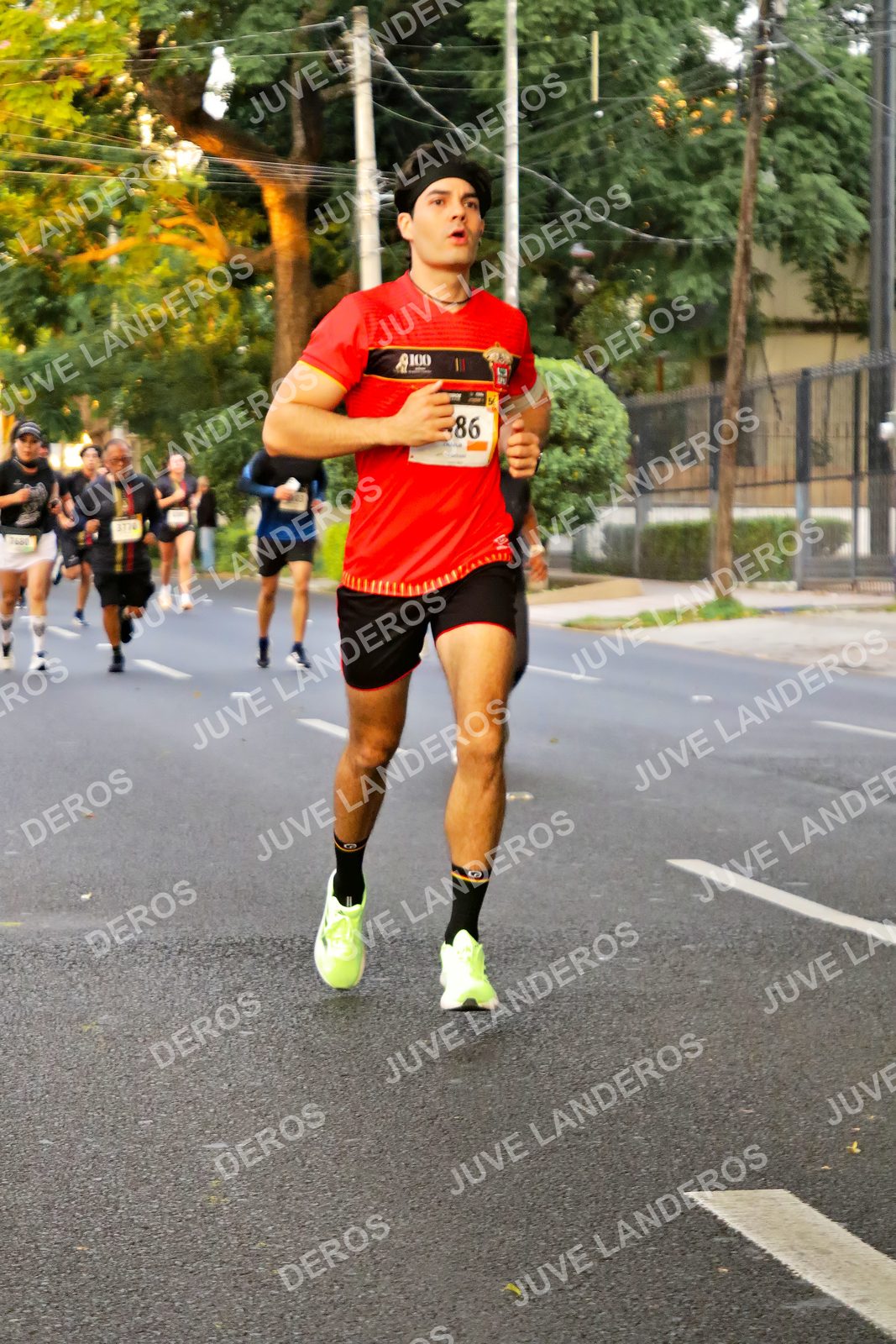 Foto de la X Carrera Leones Negros Red Cola 2026 en Rectoría General de la UdeG, Av. Juárez 976 (meta en Av. Enrique Díaz de León y Pedro Moreno), Guadalajara a las 04:59 · dorsal 86