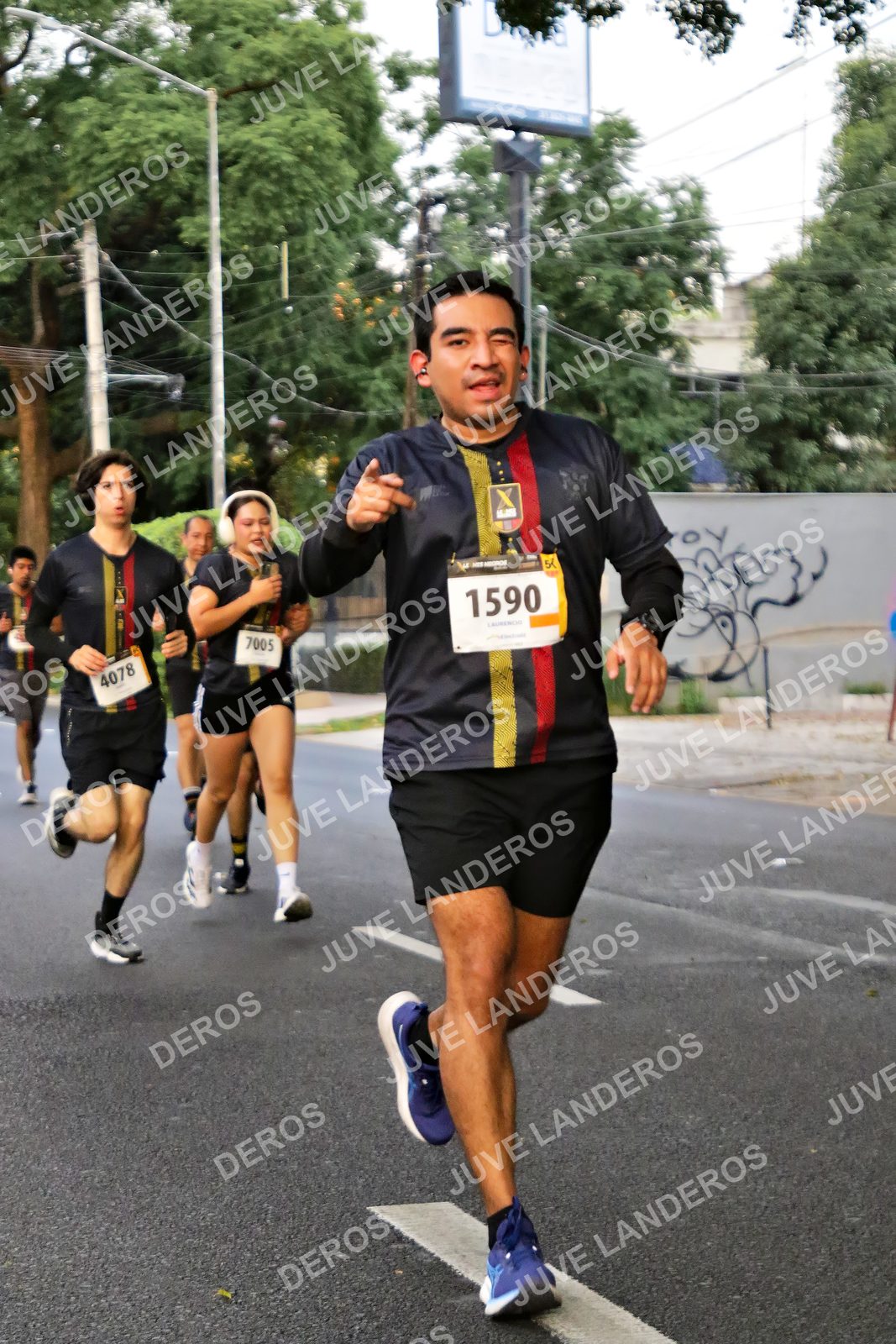 Foto de la X Carrera Leones Negros Red Cola 2026 en Rectoría General de la UdeG, Av. Juárez 976 (meta en Av. Enrique Díaz de León y Pedro Moreno), Guadalajara a las 04:58 · dorsal 1590, 7005, 4078