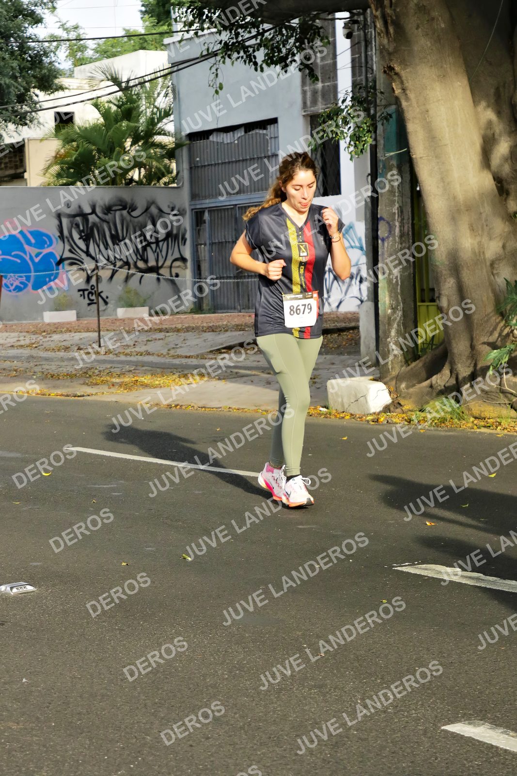 Foto de la X Carrera Leones Negros Red Cola 2026 en Rectoría General de la UdeG, Av. Juárez 976 (meta en Av. Enrique Díaz de León y Pedro Moreno), Guadalajara a las 08:02 · dorsal 8679