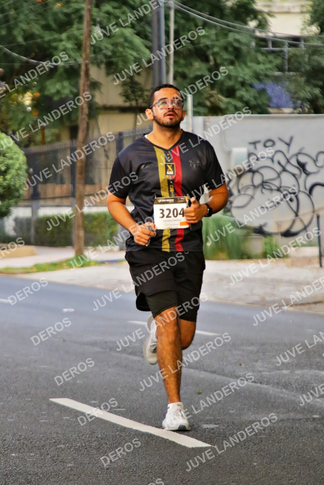 Foto de la X Carrera Leones Negros Red Cola 2026 en Rectoría General de la UdeG, Av. Juárez 976 (meta en Av. Enrique Díaz de León y Pedro Moreno), Guadalajara a las 04:59 · dorsal 3204