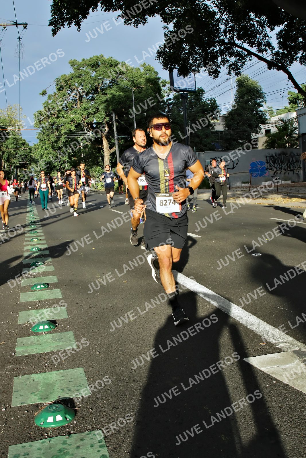 Foto de la X Carrera Leones Negros Red Cola 2026 en Rectoría General de la UdeG, Av. Juárez 976 (meta en Av. Enrique Díaz de León y Pedro Moreno), Guadalajara a las 07:51 · dorsal 8274, 300, 1057