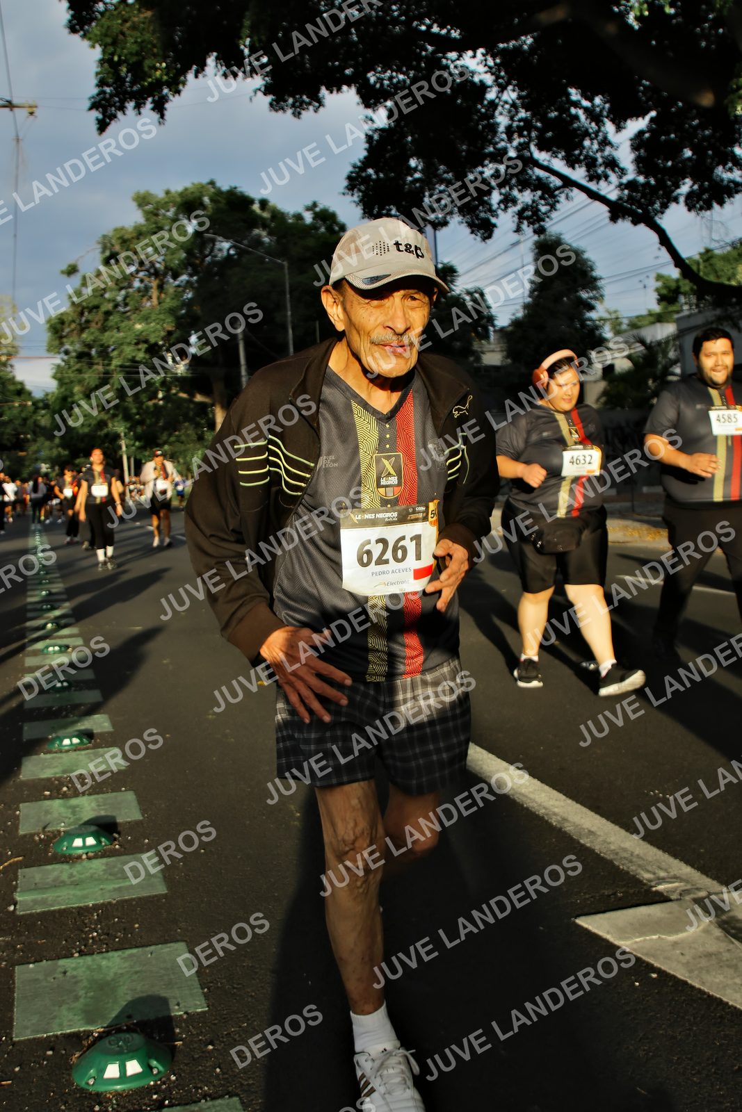 Foto de la X Carrera Leones Negros Red Cola 2026 en Rectoría General de la UdeG, Av. Juárez 976 (meta en Av. Enrique Díaz de León y Pedro Moreno), Guadalajara a las 07:29 · dorsal 6261, 4585, 4632