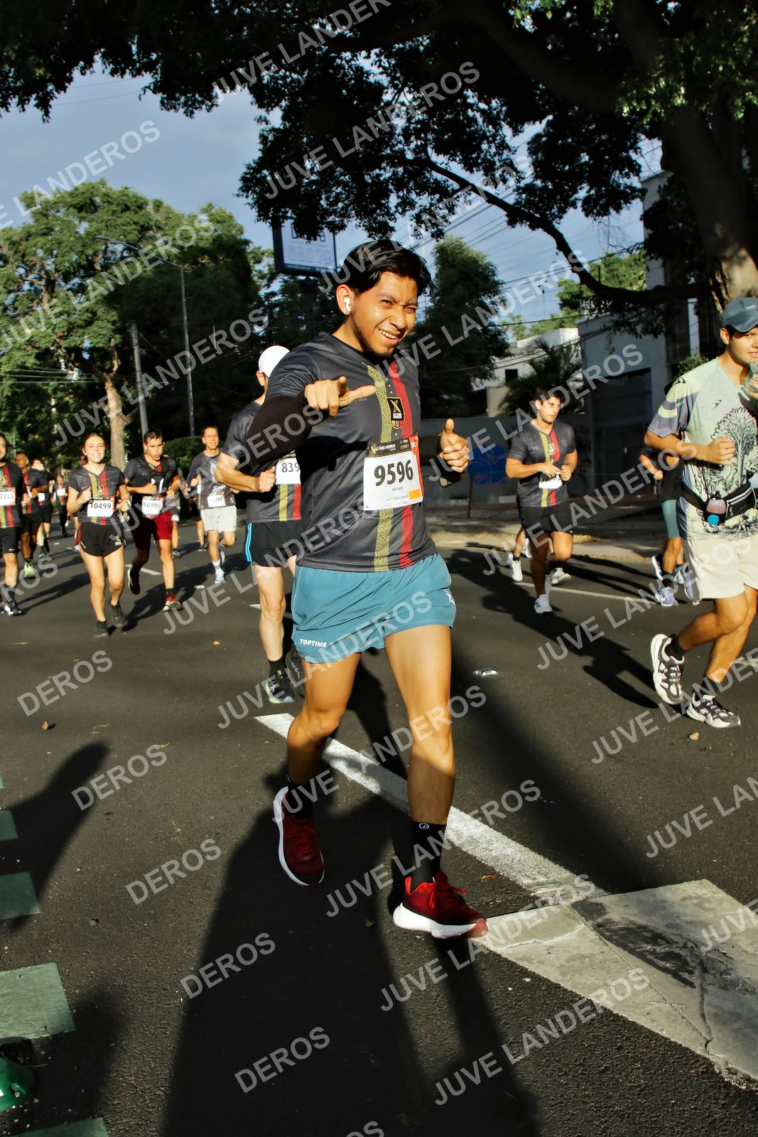 Foto de la X Carrera Leones Negros Red Cola 2026 en Rectoría General de la UdeG, Av. Juárez 976 (meta en Av. Enrique Díaz de León y Pedro Moreno), Guadalajara a las 07:48 · dorsal 9596, 499, 839