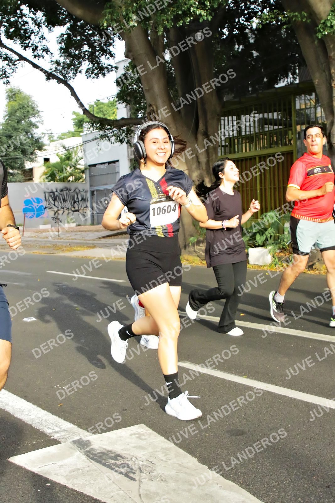 Foto de la X Carrera Leones Negros Red Cola 2026 en Rectoría General de la UdeG, Av. Juárez 976 (meta en Av. Enrique Díaz de León y Pedro Moreno), Guadalajara a las 08:05 · dorsal 10604