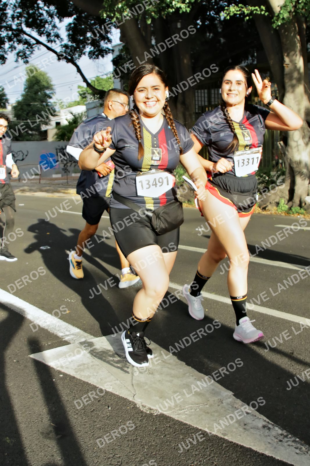 Foto de la X Carrera Leones Negros Red Cola 2026 en Rectoría General de la UdeG, Av. Juárez 976 (meta en Av. Enrique Díaz de León y Pedro Moreno), Guadalajara a las 07:57 · dorsal 13311, 13491