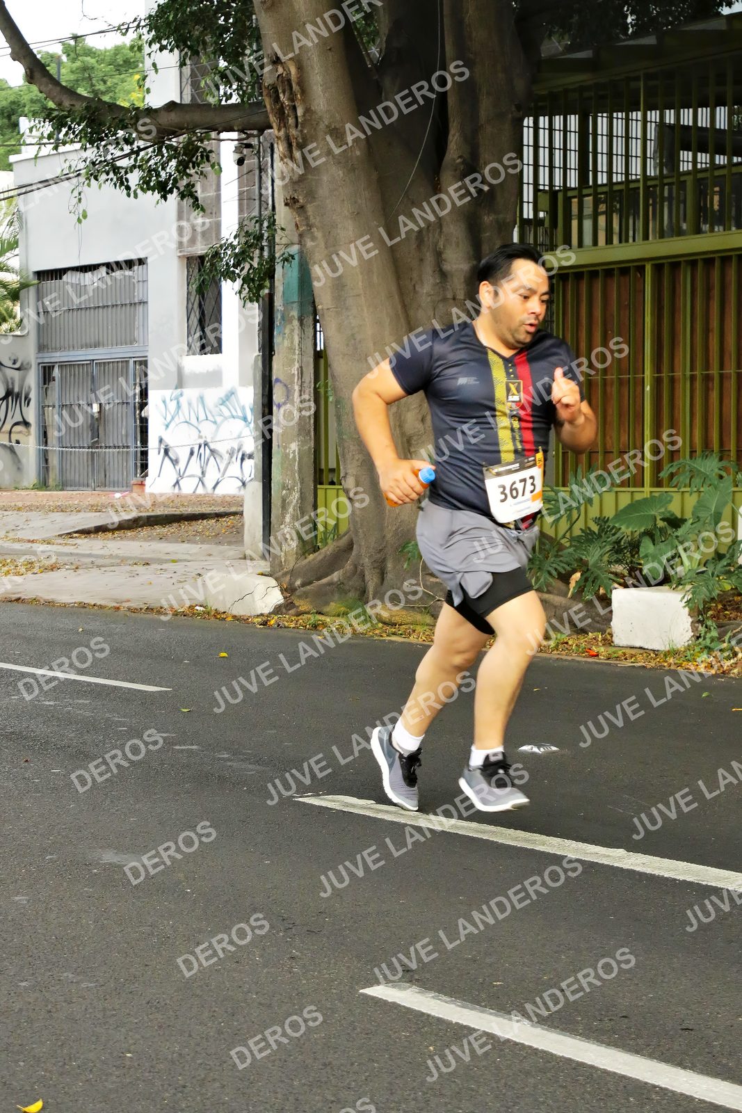Foto de la X Carrera Leones Negros Red Cola 2026 en Rectoría General de la UdeG, Av. Juárez 976 (meta en Av. Enrique Díaz de León y Pedro Moreno), Guadalajara a las 07:19 · dorsal 3673