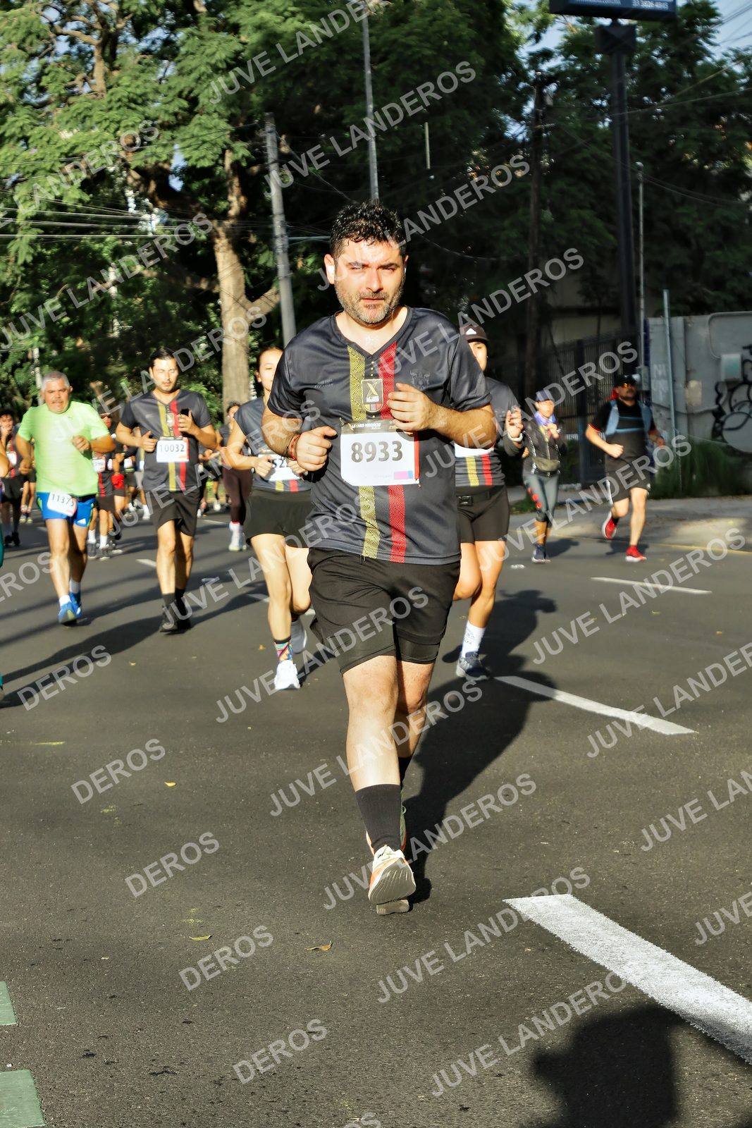 Foto de la X Carrera Leones Negros Red Cola 2026 en Rectoría General de la UdeG, Av. Juárez 976 (meta en Av. Enrique Díaz de León y Pedro Moreno), Guadalajara a las 07:51 · dorsal 8933, 32, 11375