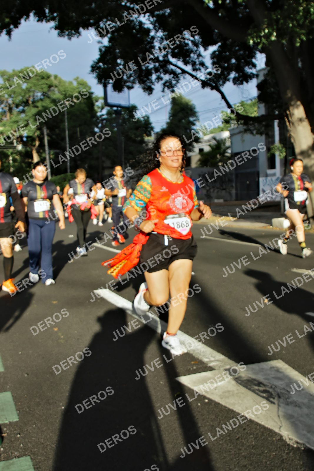 Foto de la X Carrera Leones Negros Red Cola 2026 en Rectoría General de la UdeG, Av. Juárez 976 (meta en Av. Enrique Díaz de León y Pedro Moreno), Guadalajara a las 07:49 · dorsal 1868, 2613