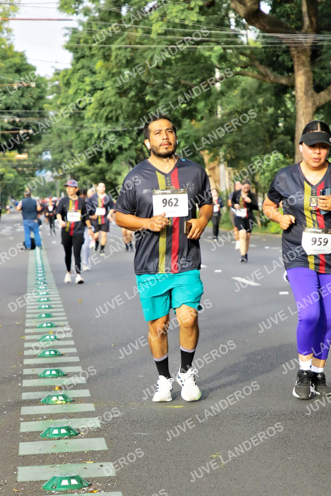 Foto de la X Carrera Leones Negros Red Cola 2026 en Rectoría General de la UdeG, Av. Juárez 976 (meta en Av. Enrique Díaz de León y Pedro Moreno), Guadalajara a las 08:13 · dorsal 962, 959