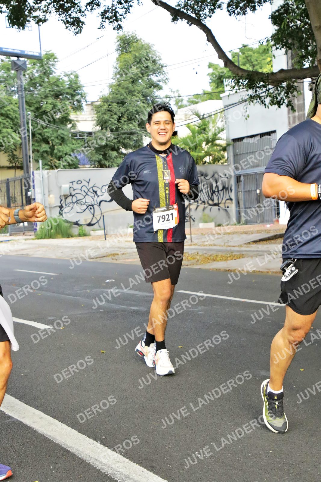 Foto de la X Carrera Leones Negros Red Cola 2026 en Rectoría General de la UdeG, Av. Juárez 976 (meta en Av. Enrique Díaz de León y Pedro Moreno), Guadalajara a las 08:15 · dorsal 7921