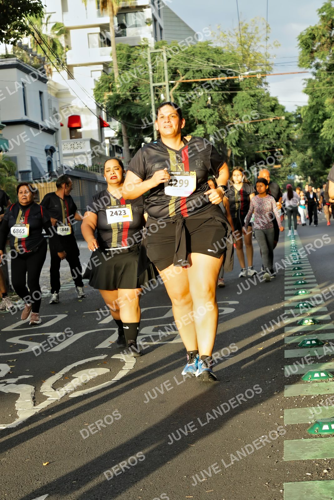 Foto de la X Carrera Leones Negros Red Cola 2026 en Rectoría General de la UdeG, Av. Juárez 976 (meta en Av. Enrique Díaz de León y Pedro Moreno), Guadalajara a las 07:25 · dorsal 6865, 2423, 4299, 5848