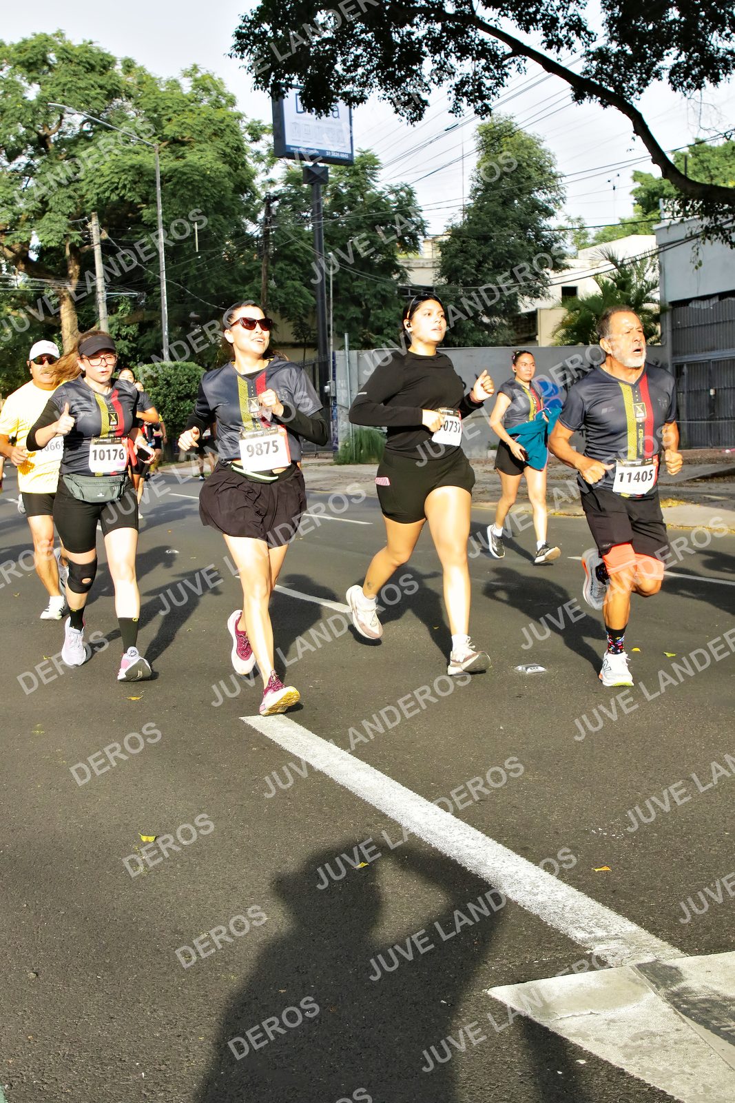 Foto de la X Carrera Leones Negros Red Cola 2026 en Rectoría General de la UdeG, Av. Juárez 976 (meta en Av. Enrique Díaz de León y Pedro Moreno), Guadalajara a las 08:02 · dorsal 10176, 9875, 11405, 737