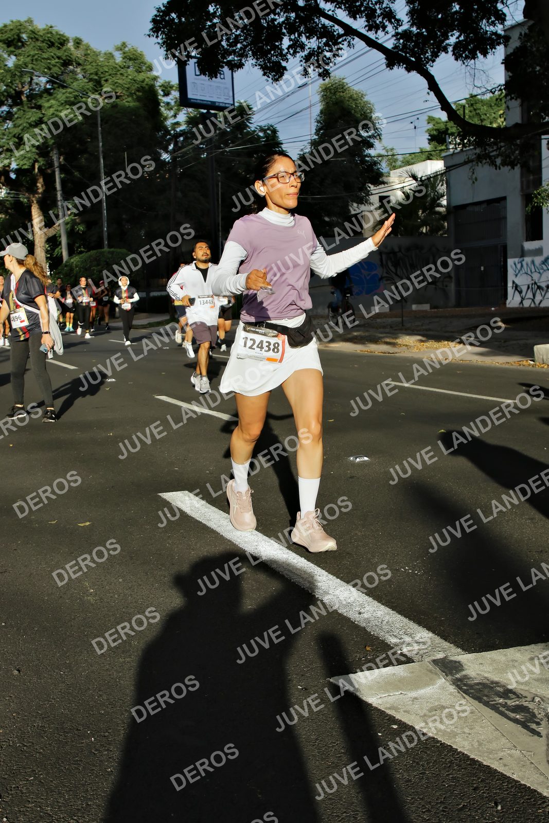 Foto de la X Carrera Leones Negros Red Cola 2026 en Rectoría General de la UdeG, Av. Juárez 976 (meta en Av. Enrique Díaz de León y Pedro Moreno), Guadalajara a las 07:55 · dorsal 12438, 4896, 13449